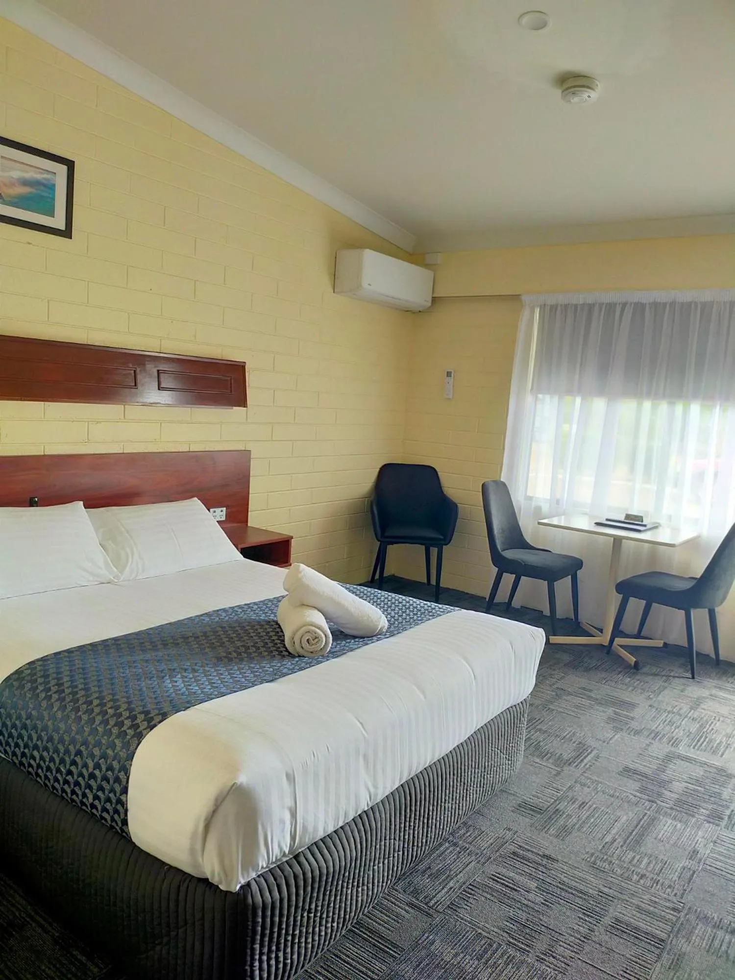 Bed in Bayview Motel