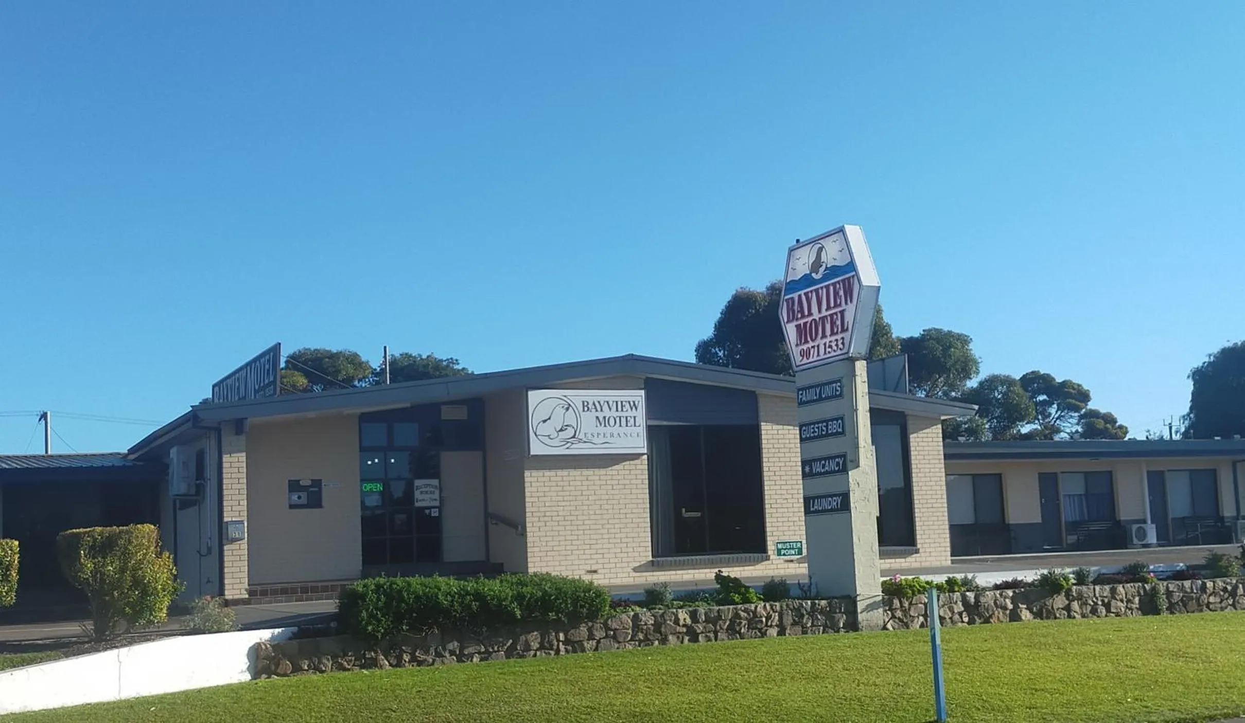 Facade/entrance in Bayview Motel