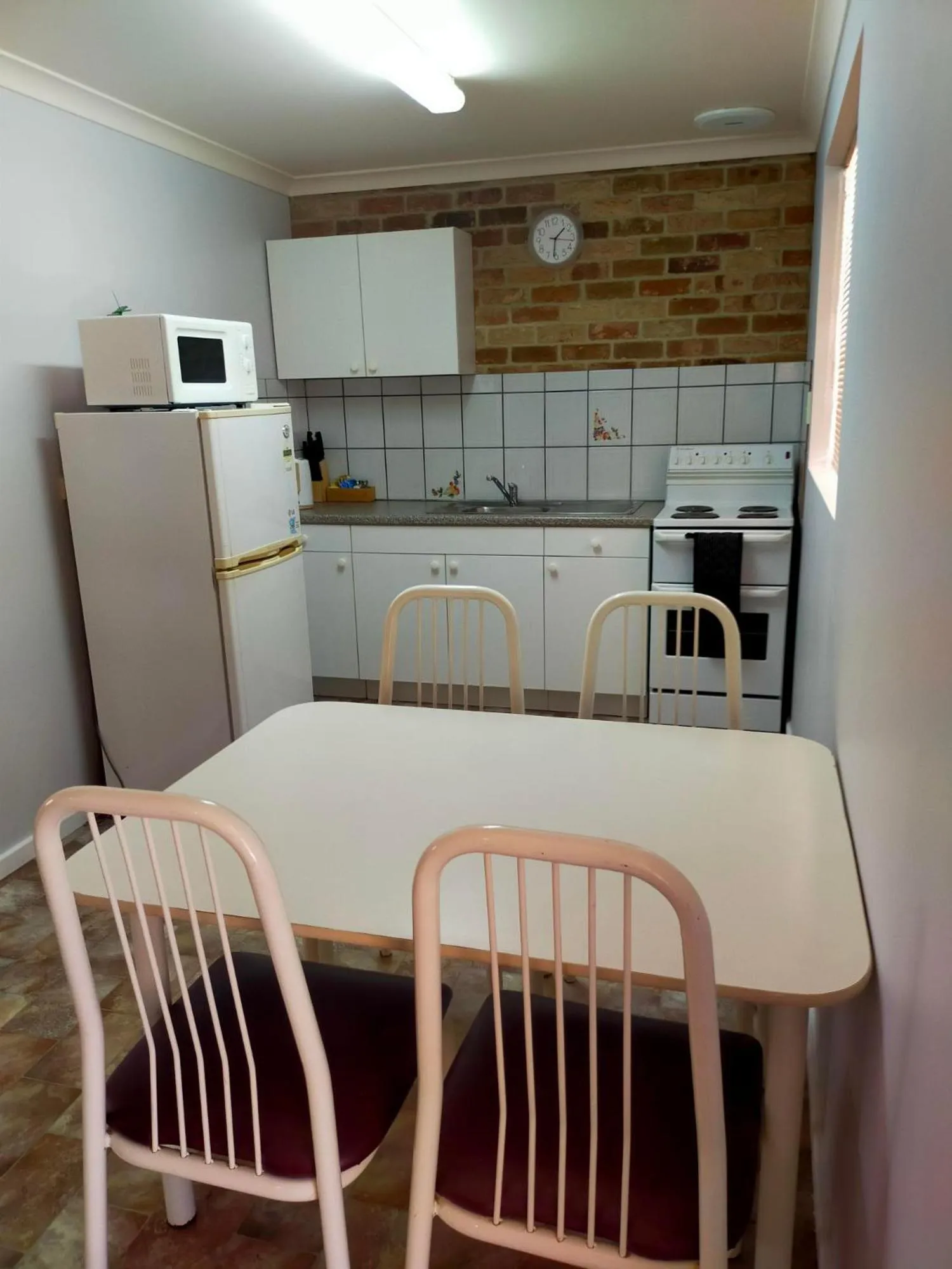 Kitchen or kitchenette in Bayview Motel