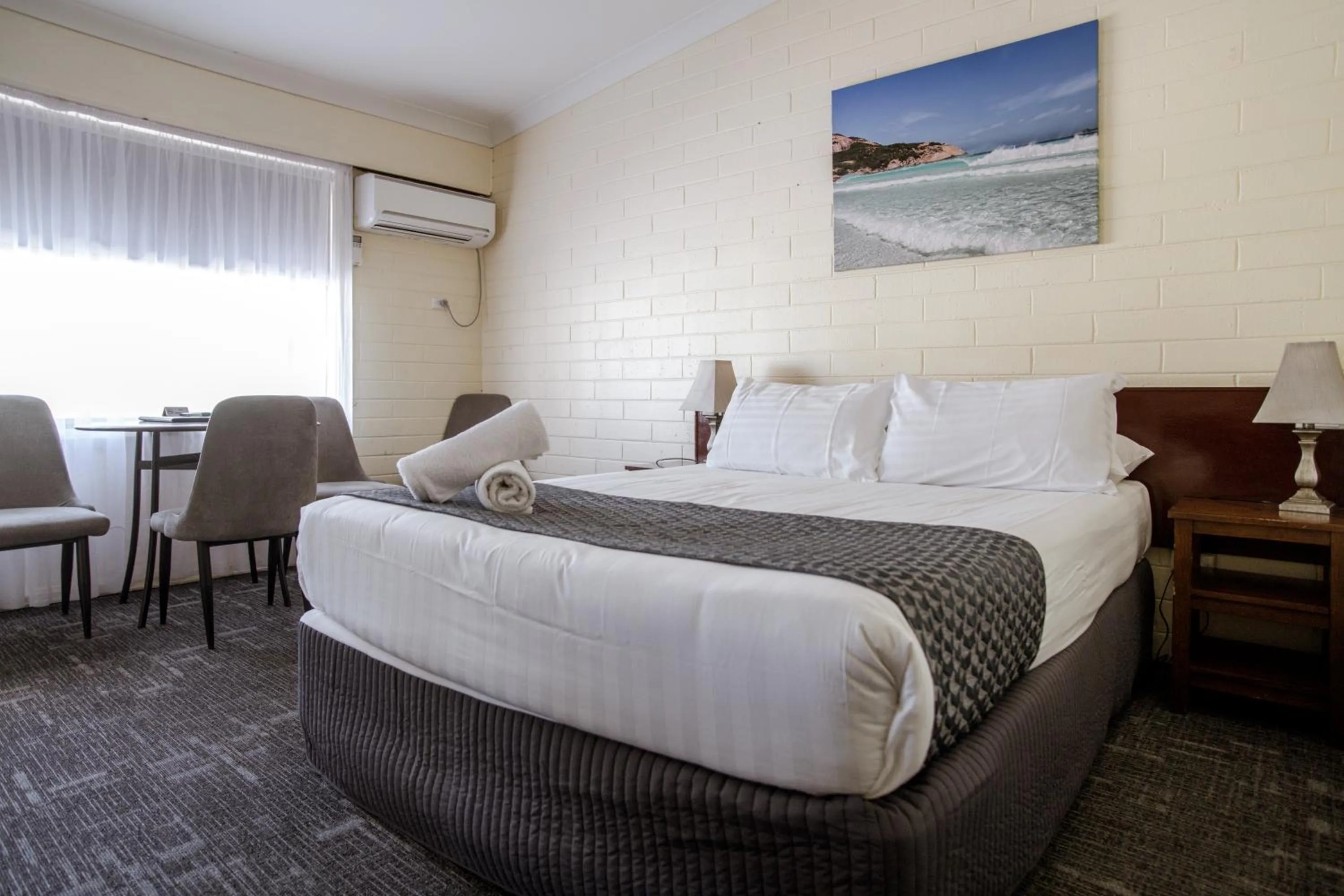 Bed in Bayview Motel