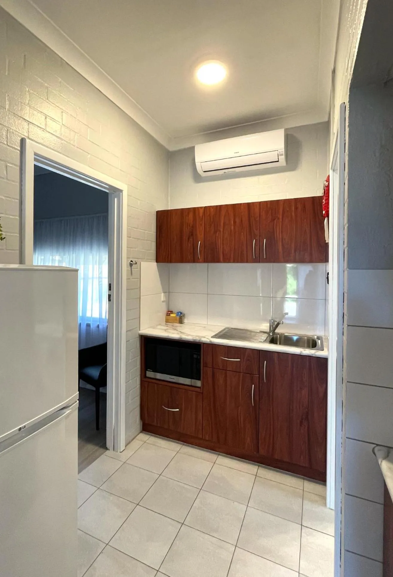 Kitchen or kitchenette in Bayview Motel