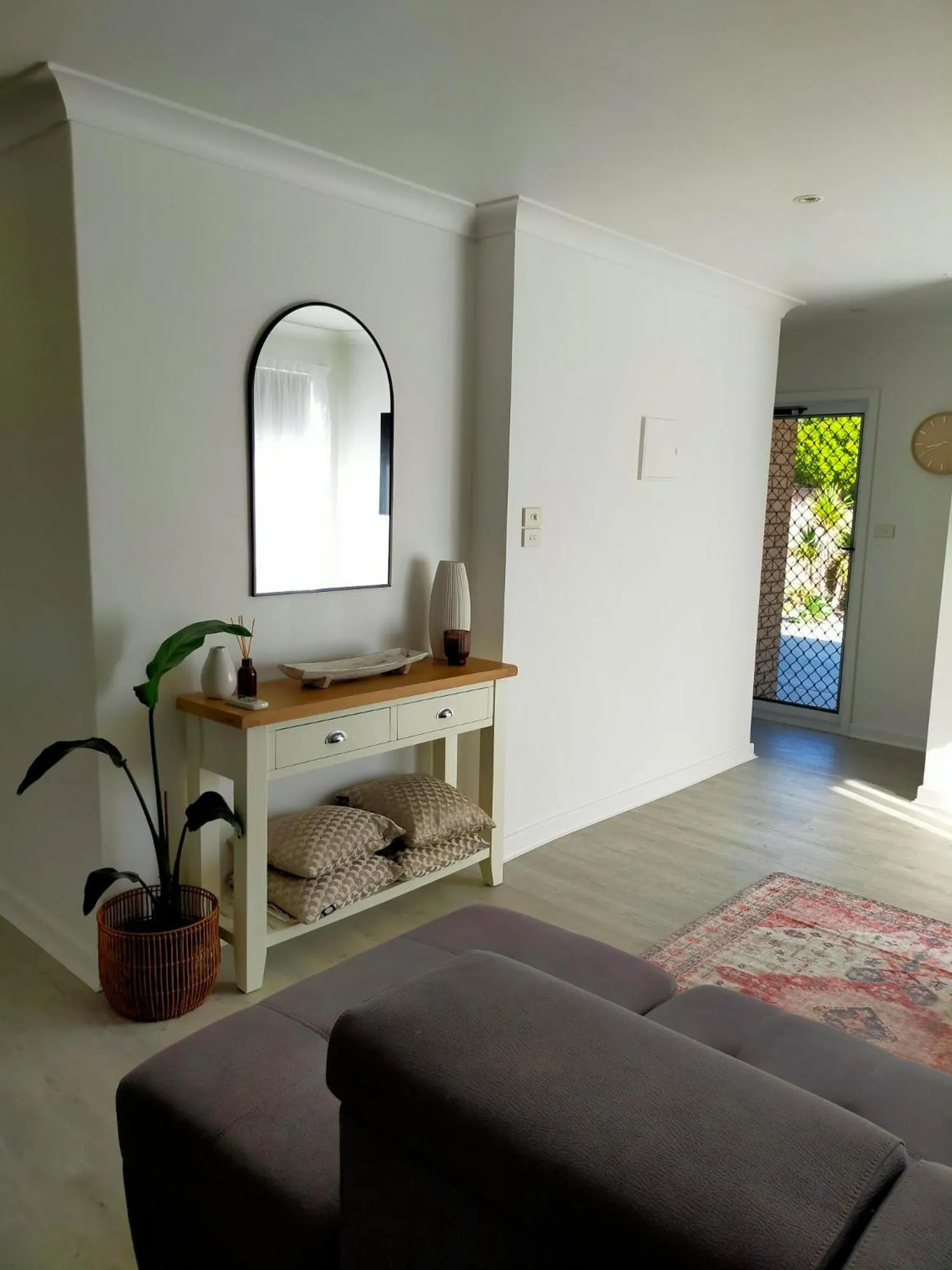 Living room, Bed in Bayview Motel