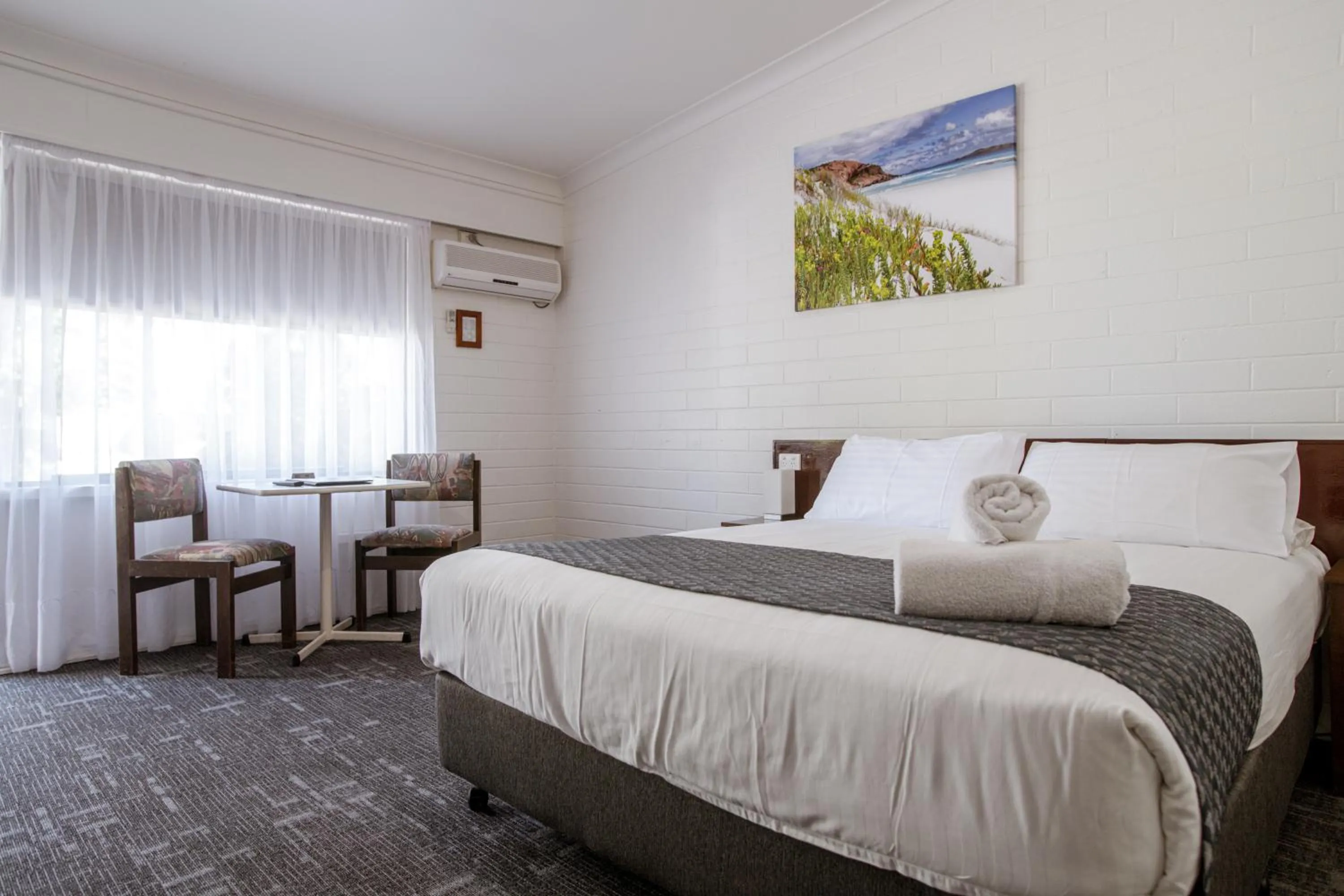 Bed in Bayview Motel