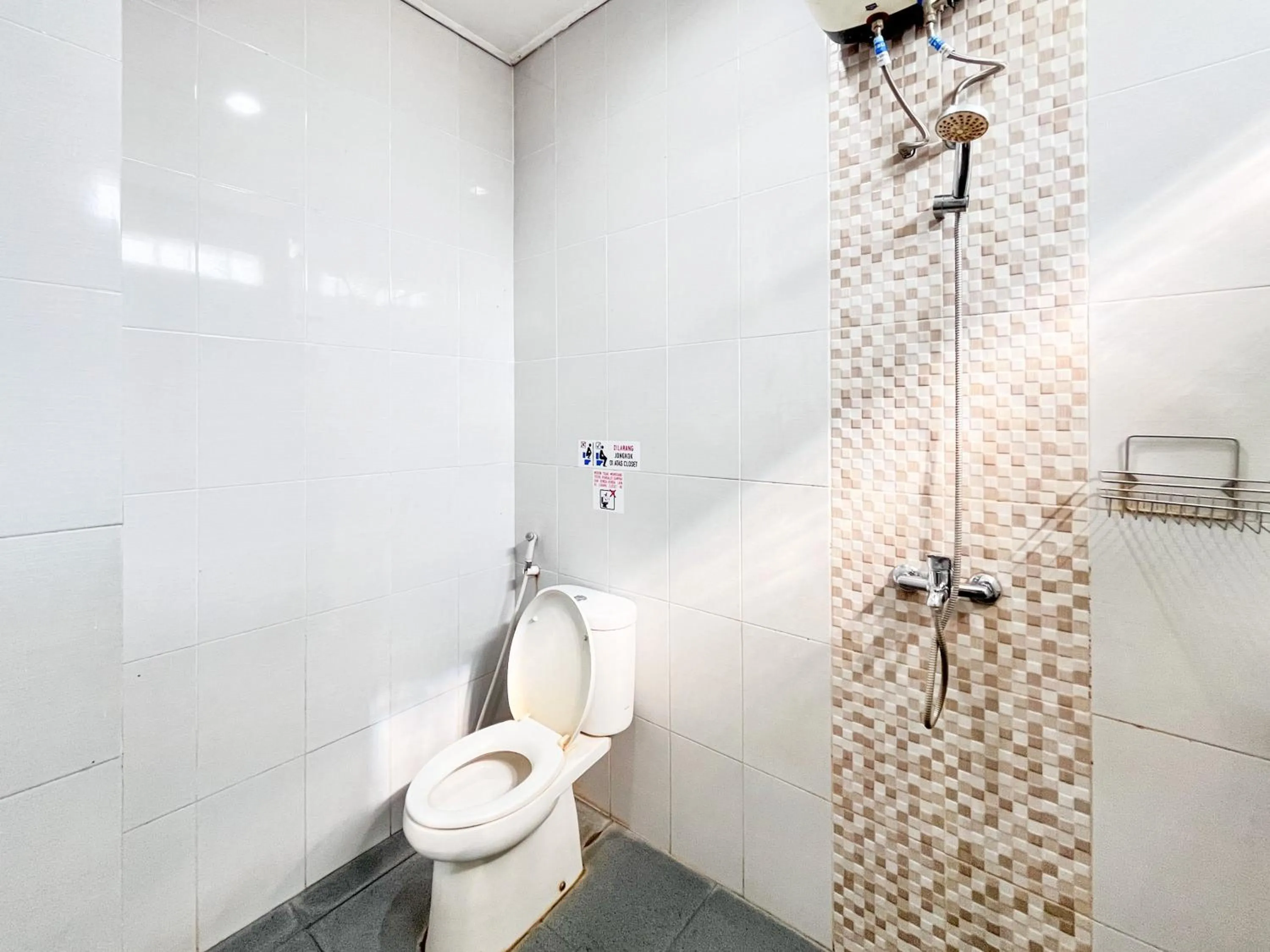 Bathroom in Urbanview Hotel Syariah Graha 8 Bubutan Surabaya