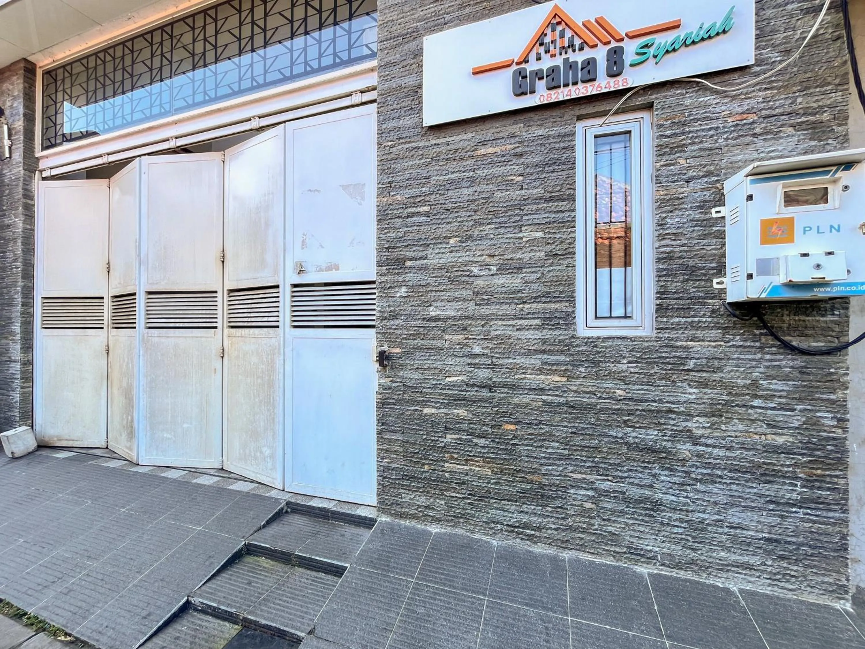 Facade/entrance in Urbanview Hotel Syariah Graha 8 Bubutan Surabaya