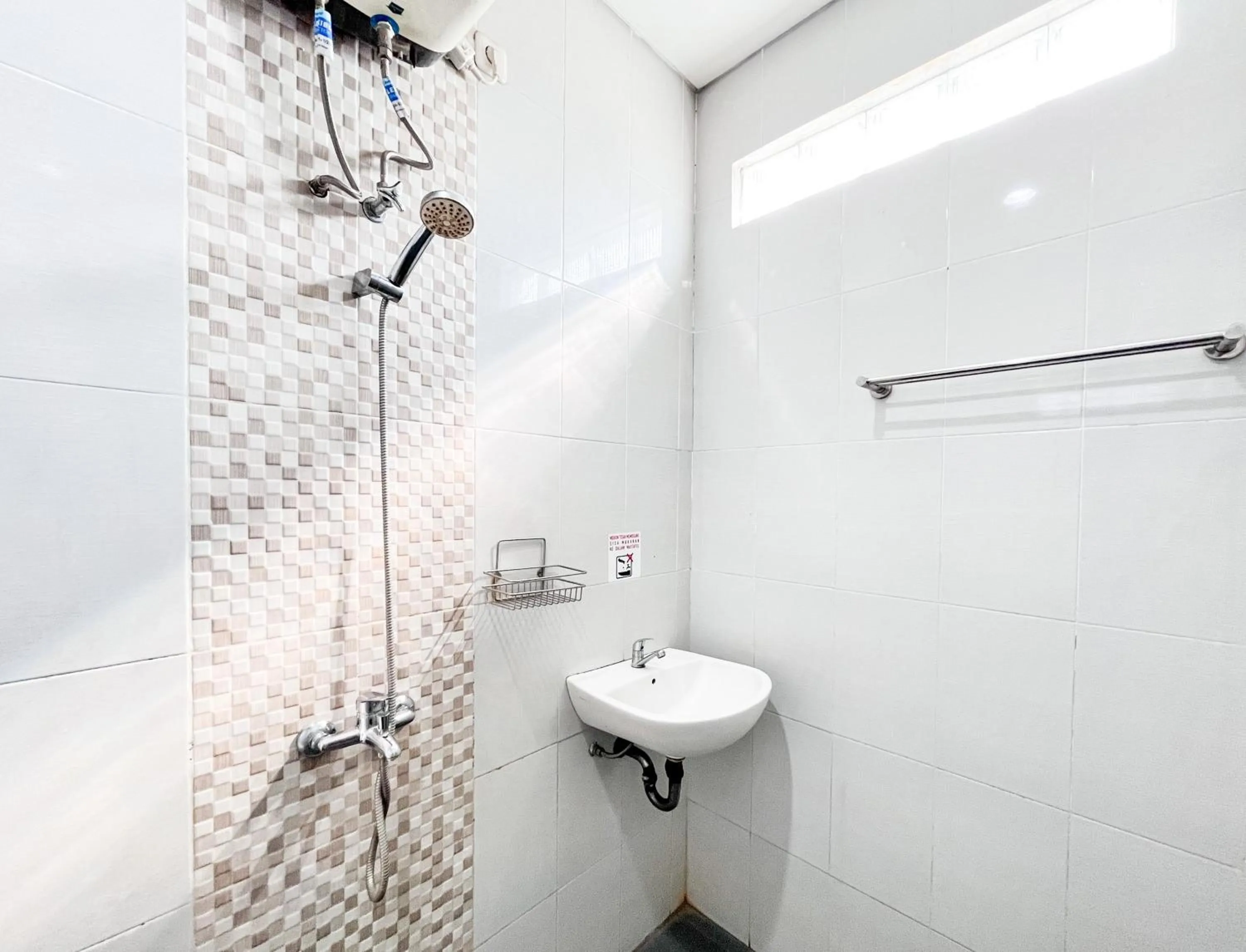 Bathroom in Urbanview Hotel Syariah Graha 8 Bubutan Surabaya