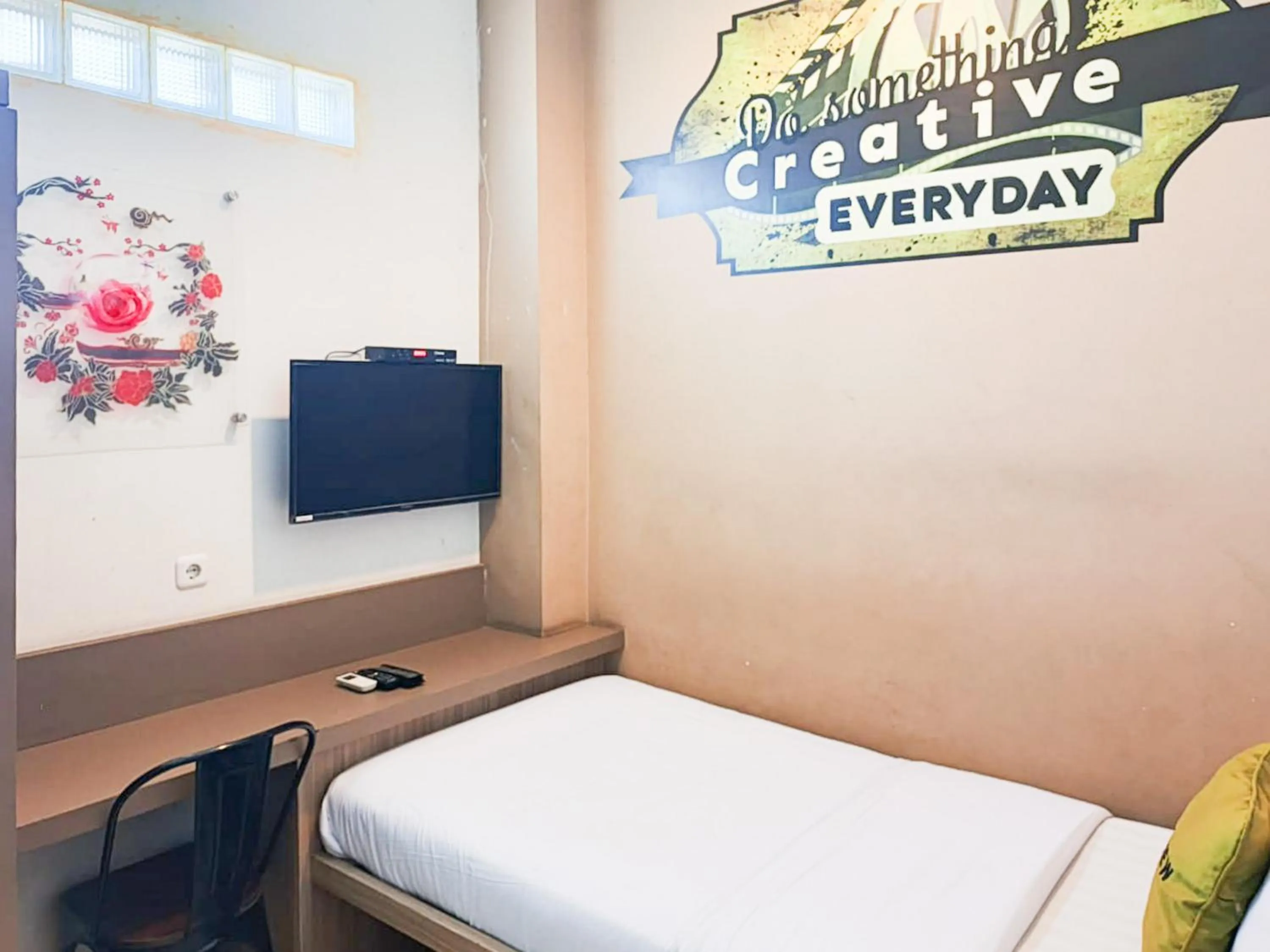 Bedroom, Bed in Urbanview Hotel Syariah Graha 8 Bubutan Surabaya