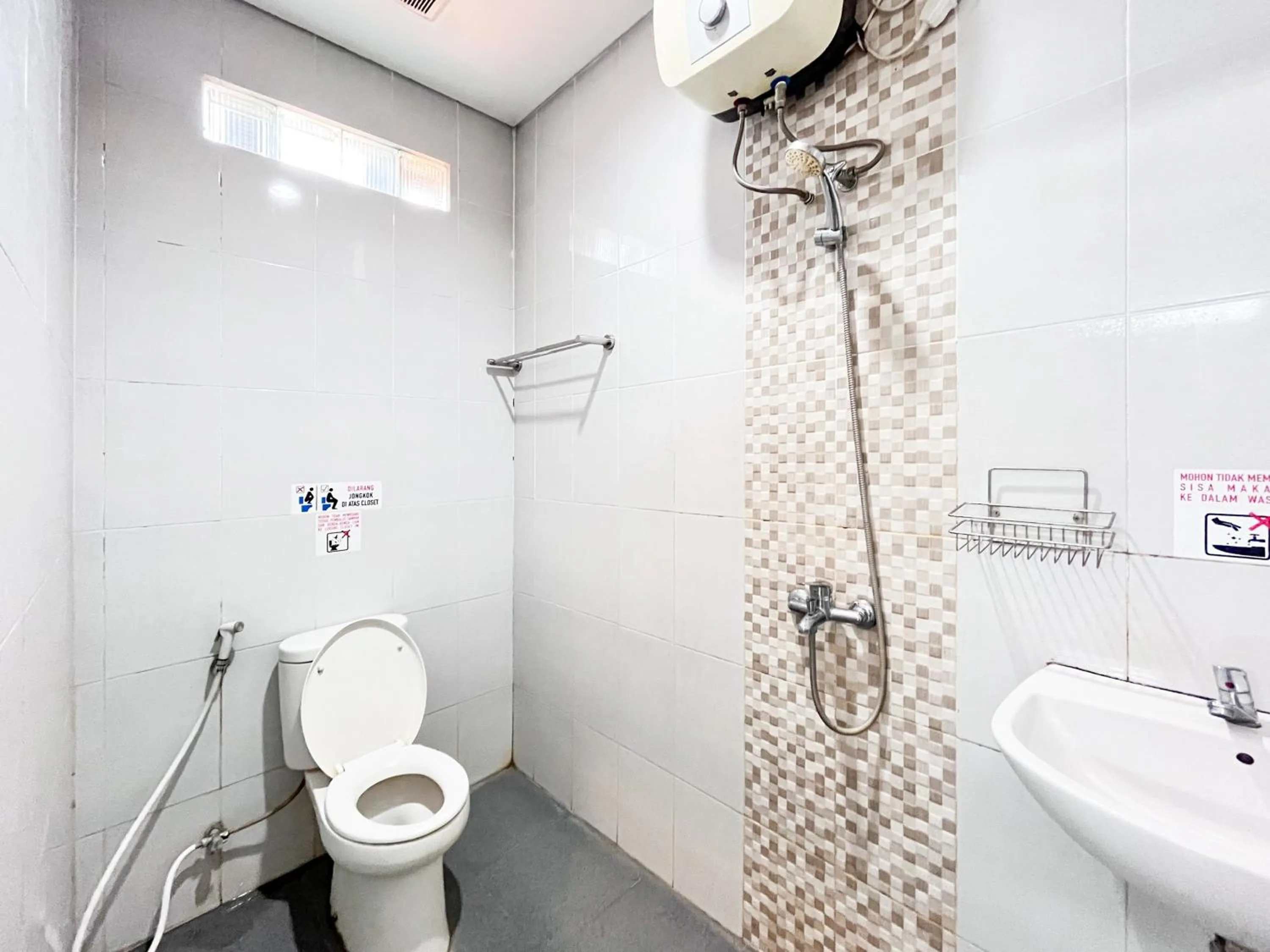 Bathroom in Urbanview Hotel Syariah Graha 8 Bubutan Surabaya