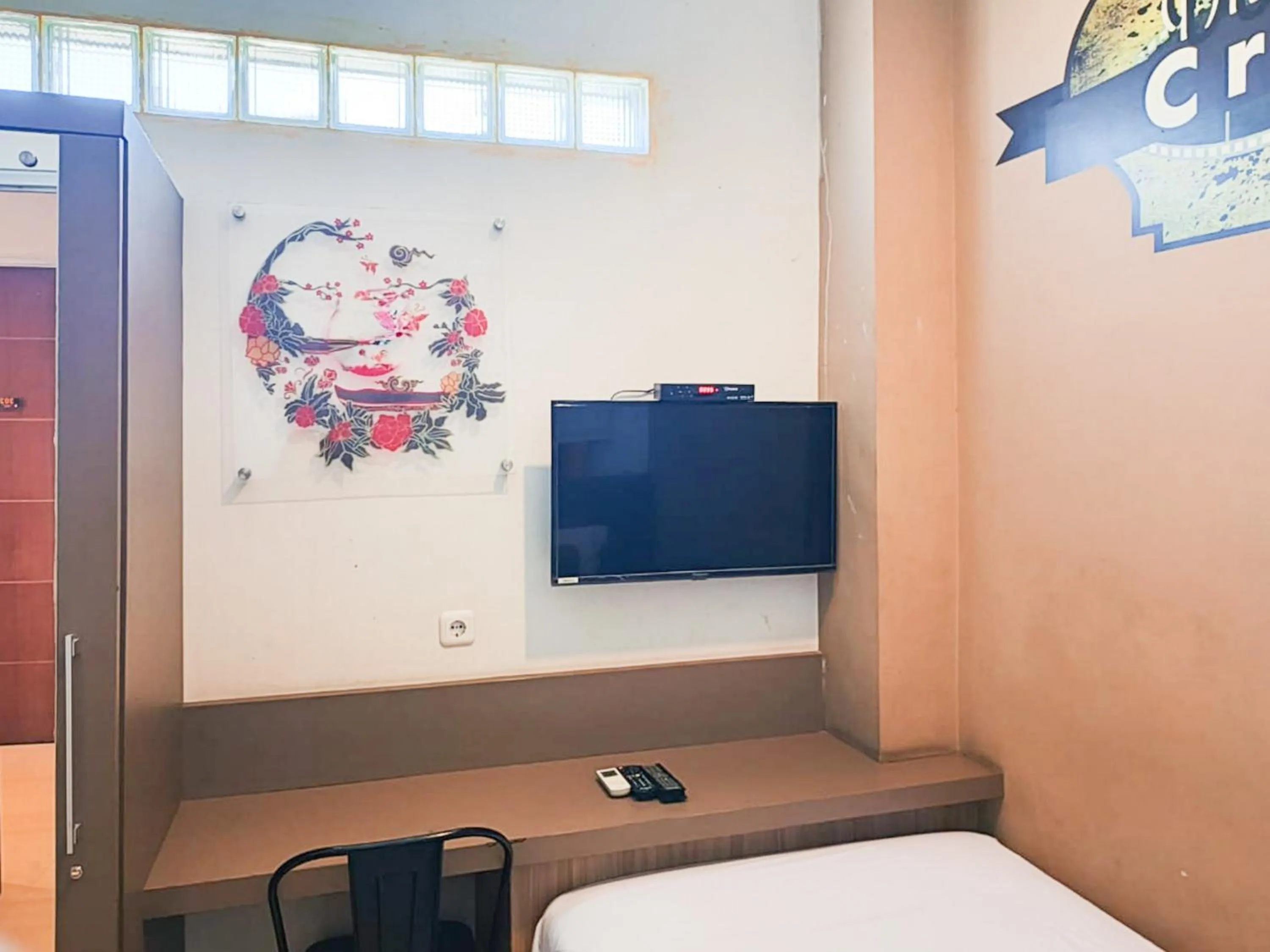 TV and multimedia, Bed in Urbanview Hotel Syariah Graha 8 Bubutan Surabaya