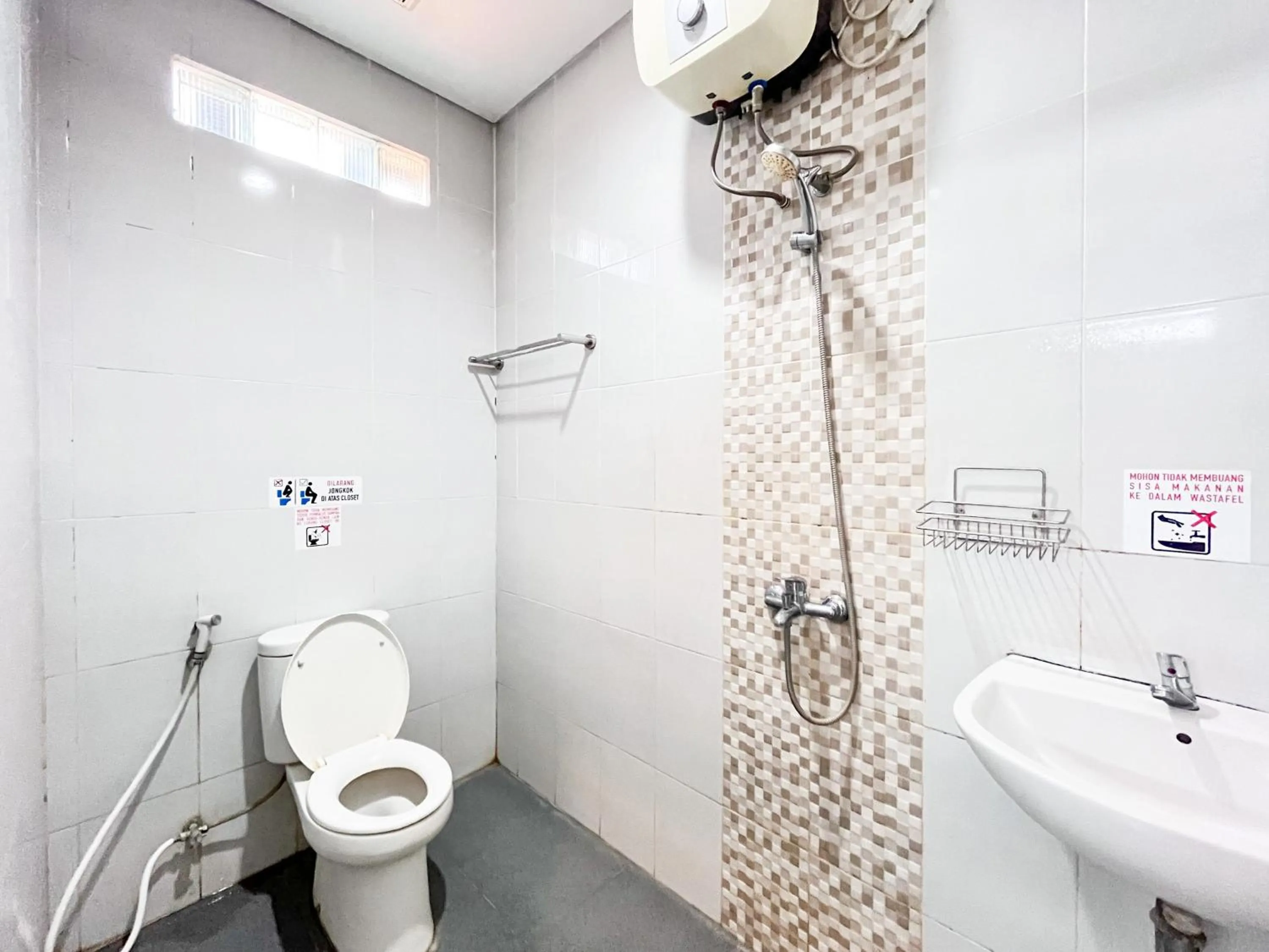 Bathroom in Urbanview Hotel Syariah Graha 8 Bubutan Surabaya