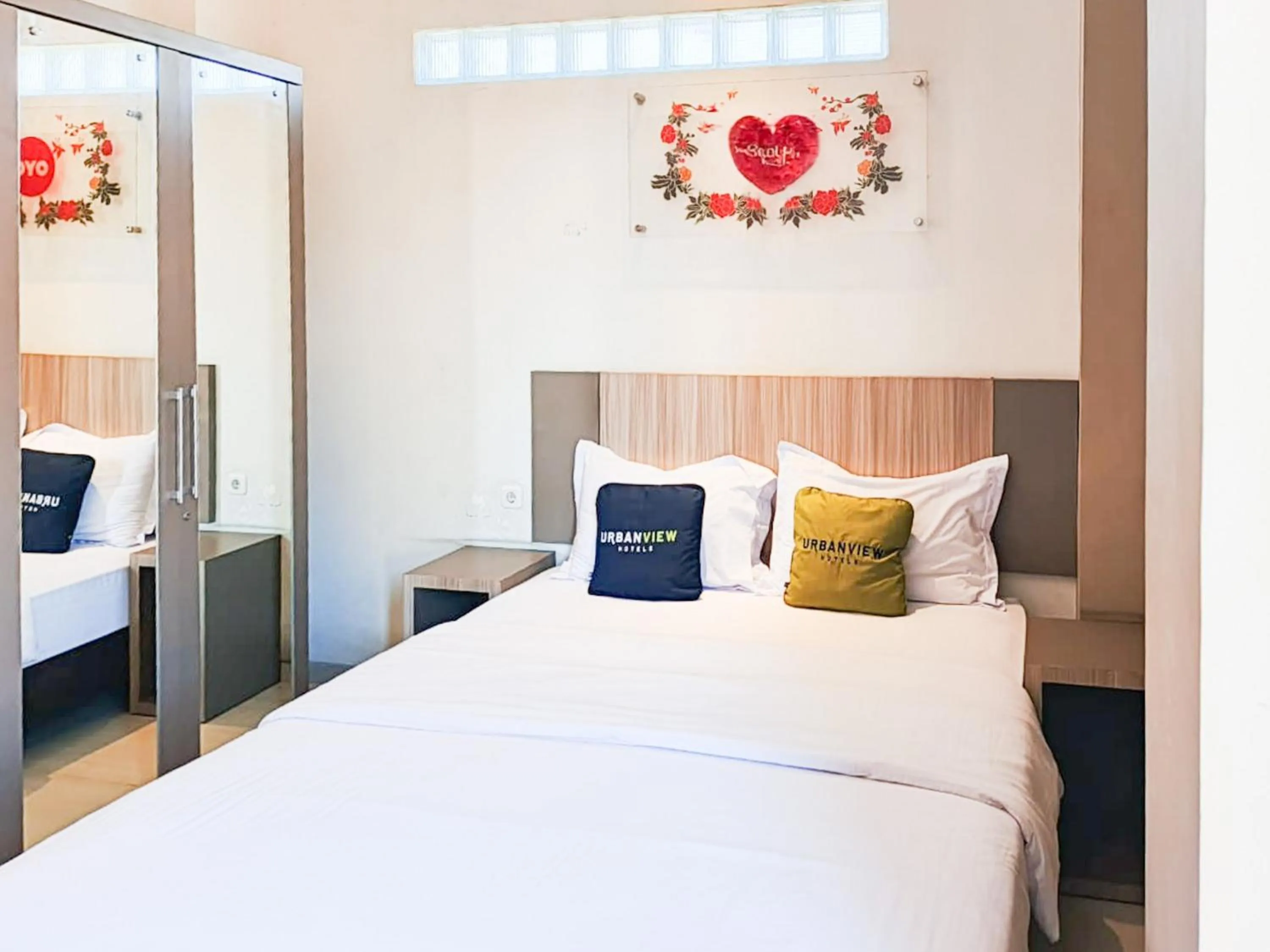 Bedroom, Bed in Urbanview Hotel Syariah Graha 8 Bubutan Surabaya