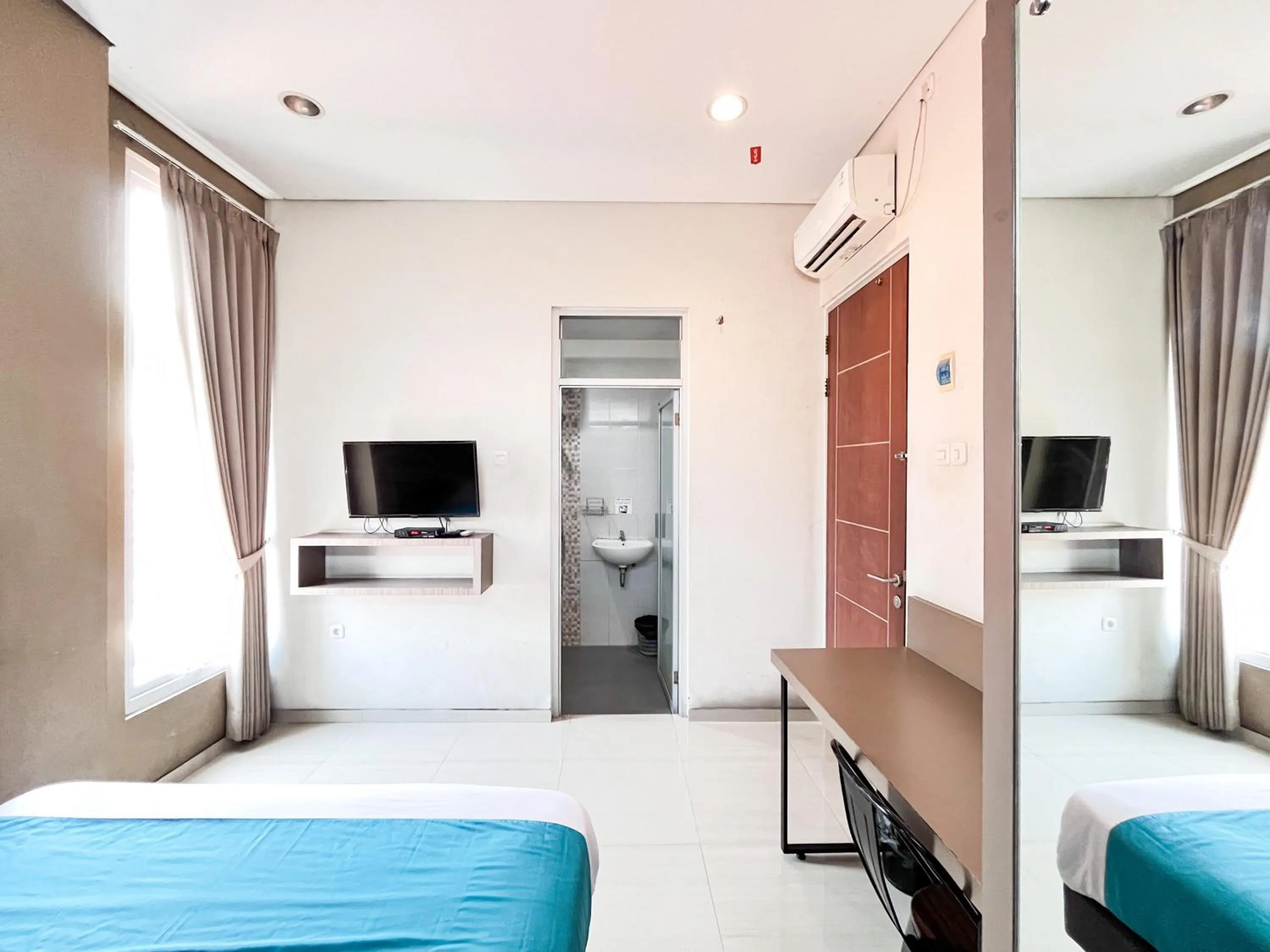 Bedroom, Bed in Urbanview Hotel Syariah Graha 8 Bubutan Surabaya