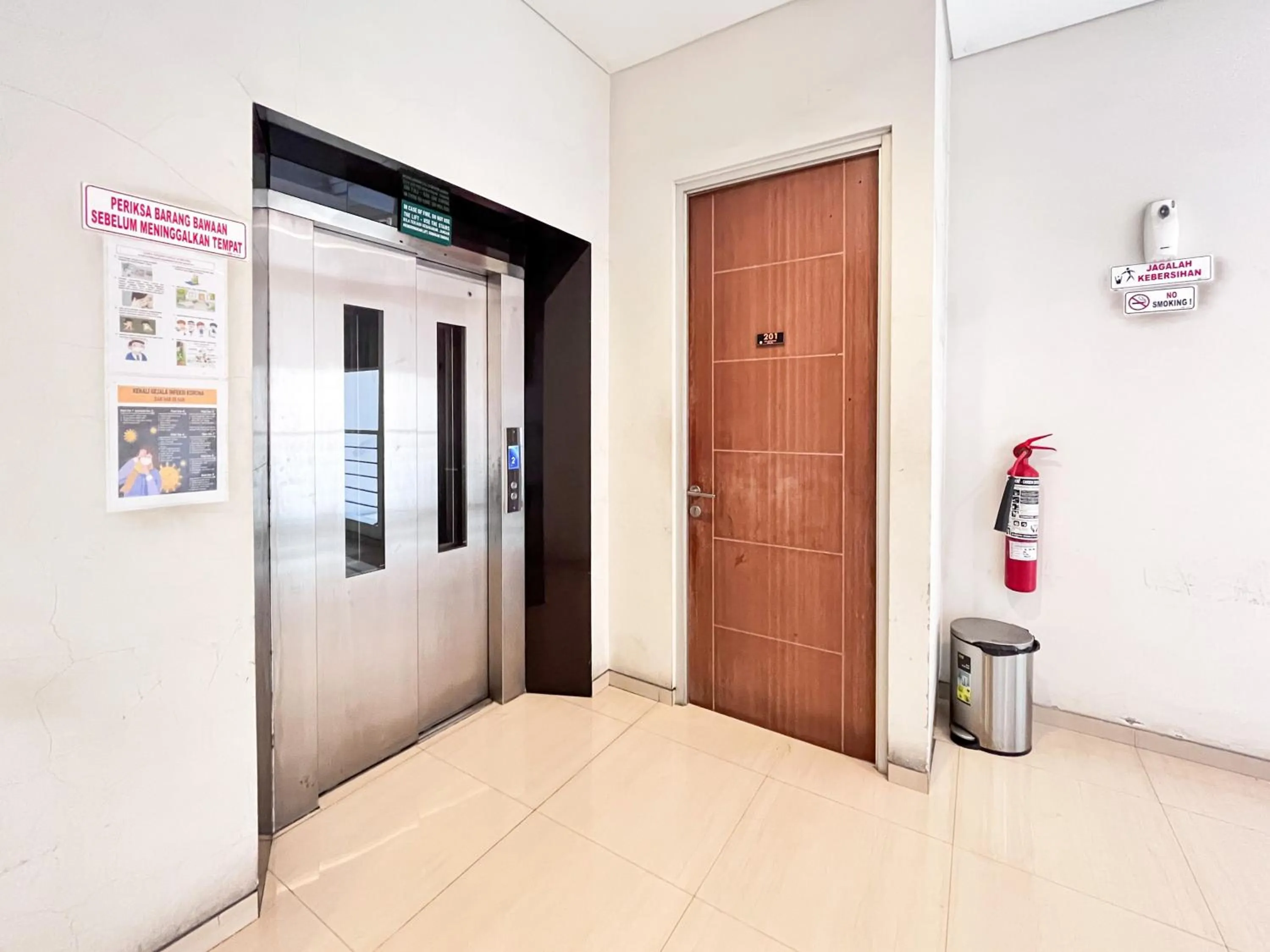 Property building in Urbanview Hotel Syariah Graha 8 Bubutan Surabaya