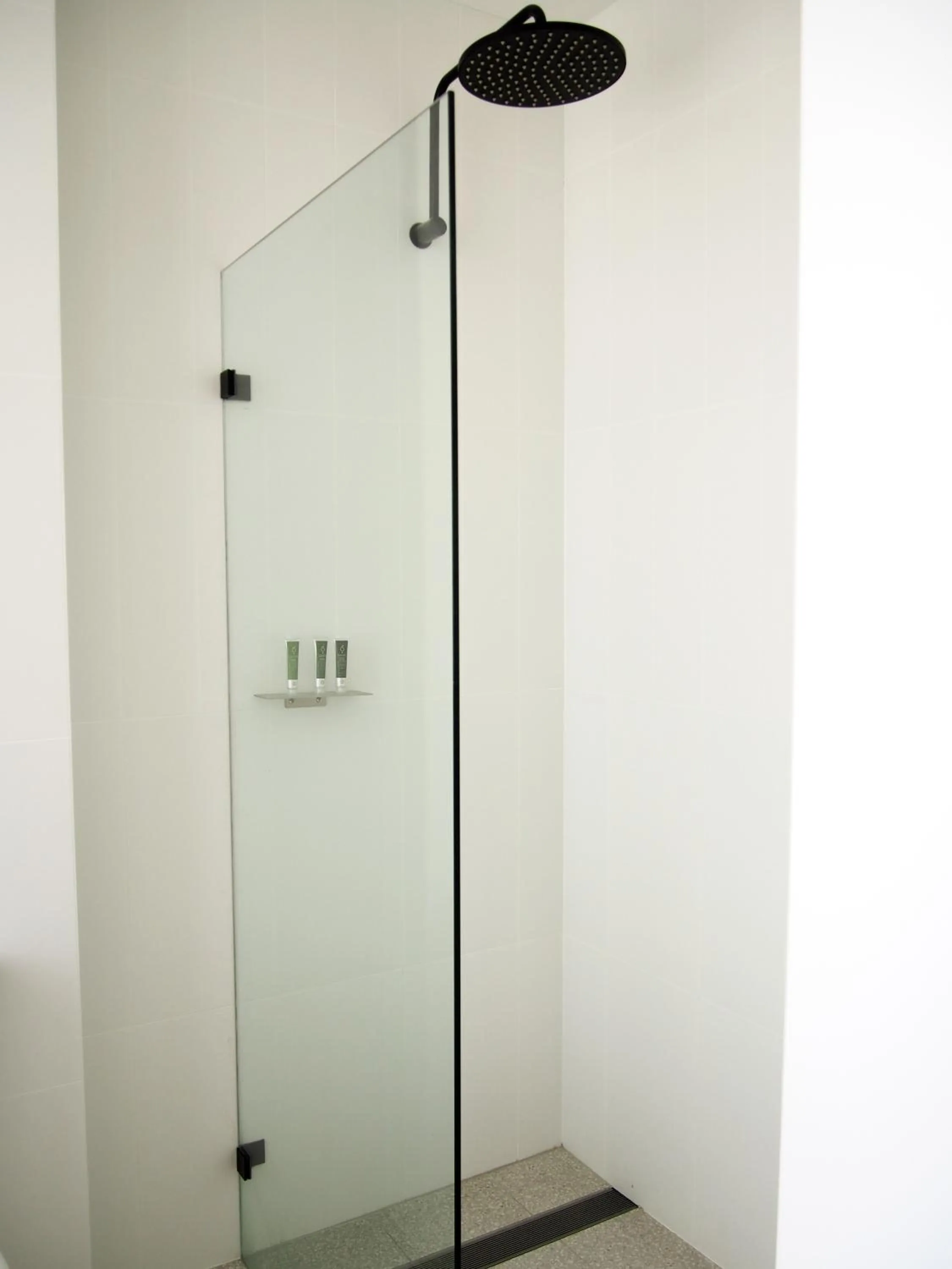 Shower in Barrys Beach Road Hotel