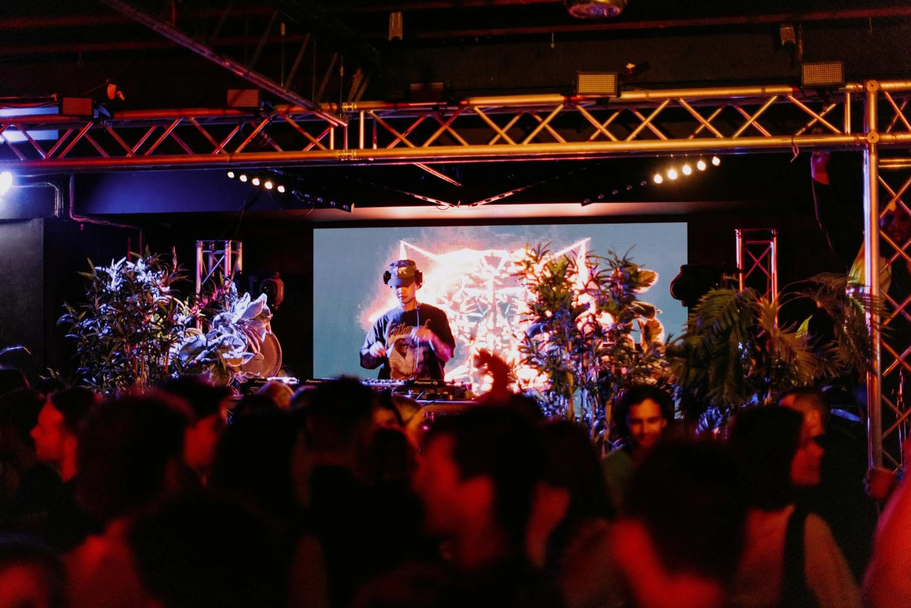 Nightclub / DJ in Barrys Beach Road Hotel