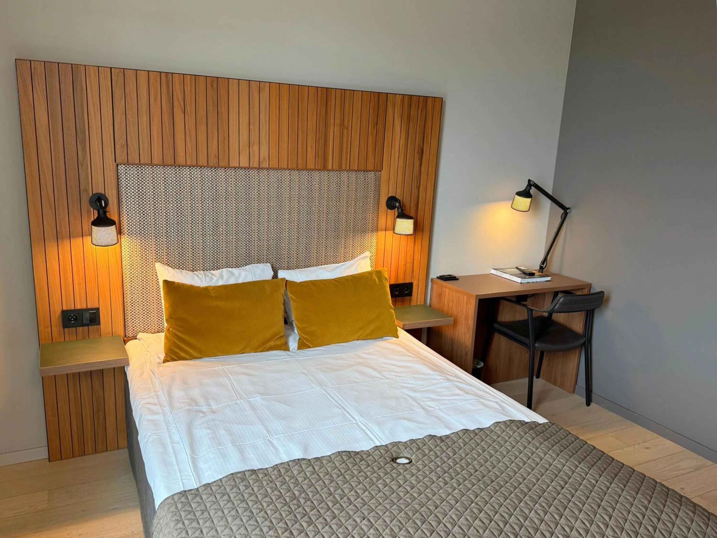 Bed in Quality Hotel River Station