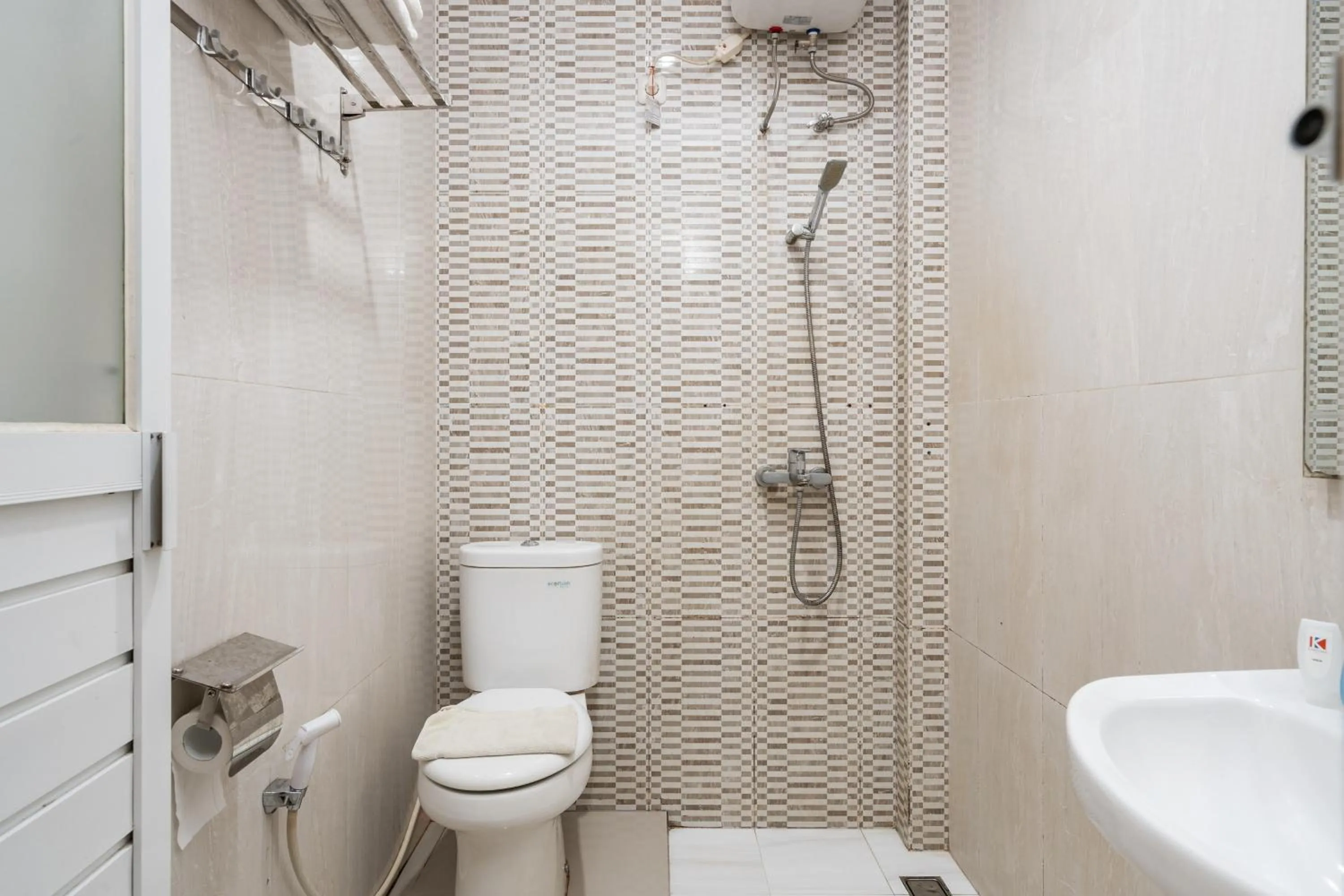 Bathroom in RedDoorz near Islamic Center Samarinda