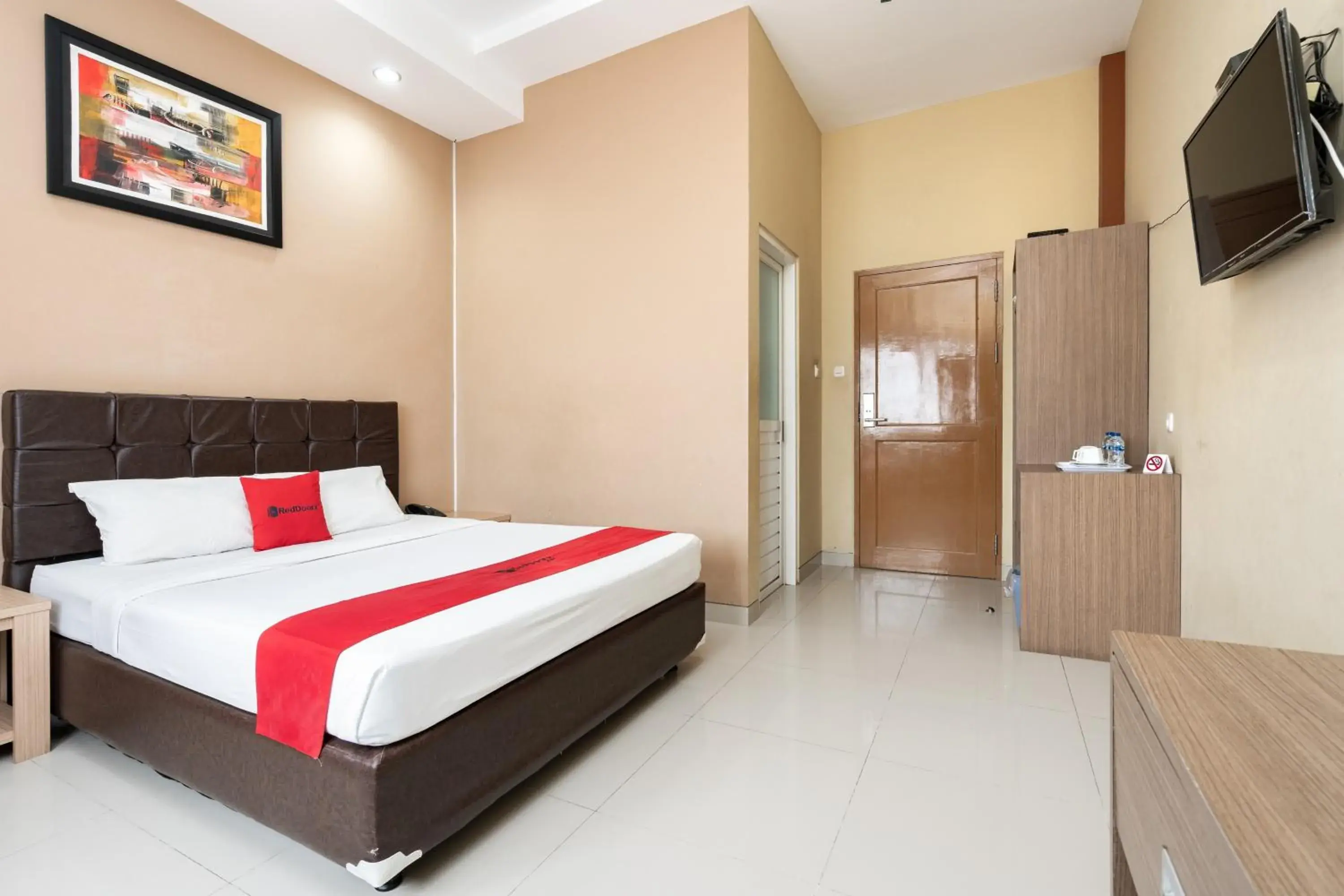 Double Room in RedDoorz near Islamic Center Samarinda Double Room in RedDoorz near Islamic Center Samarinda
