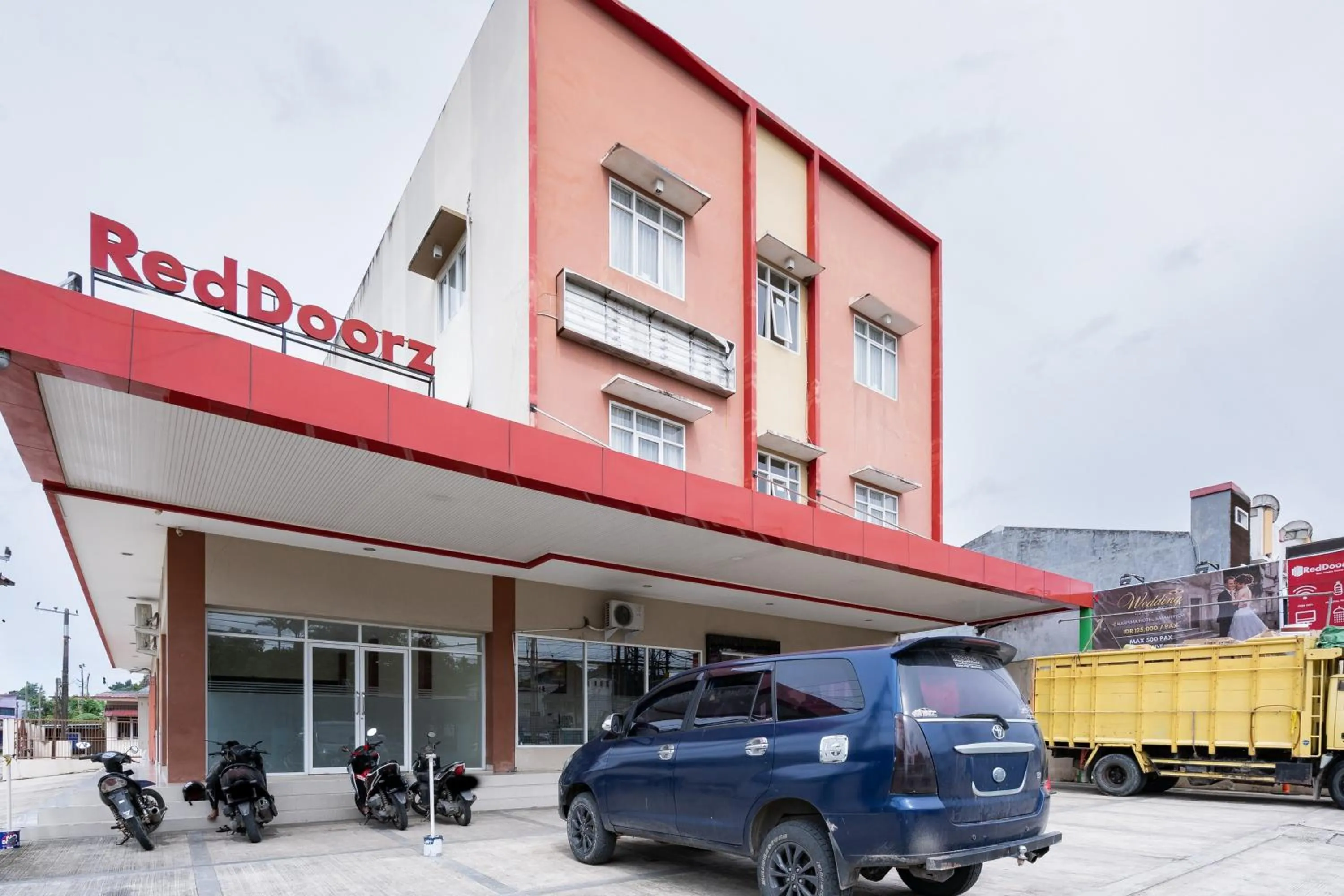 Facade/entrance in RedDoorz near Islamic Center Samarinda