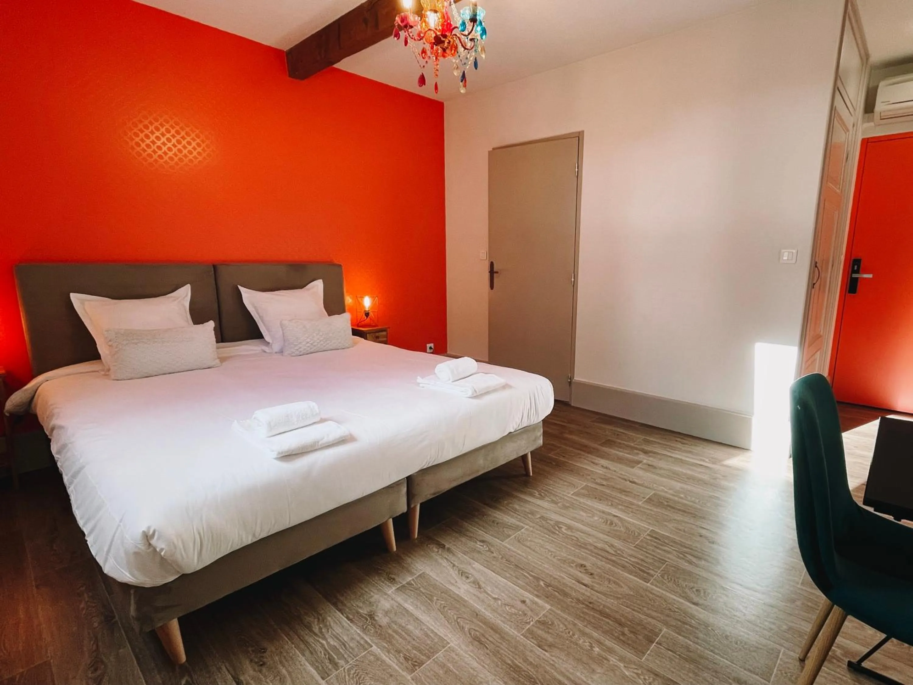 Photo of the whole room in La Maison Verneuil