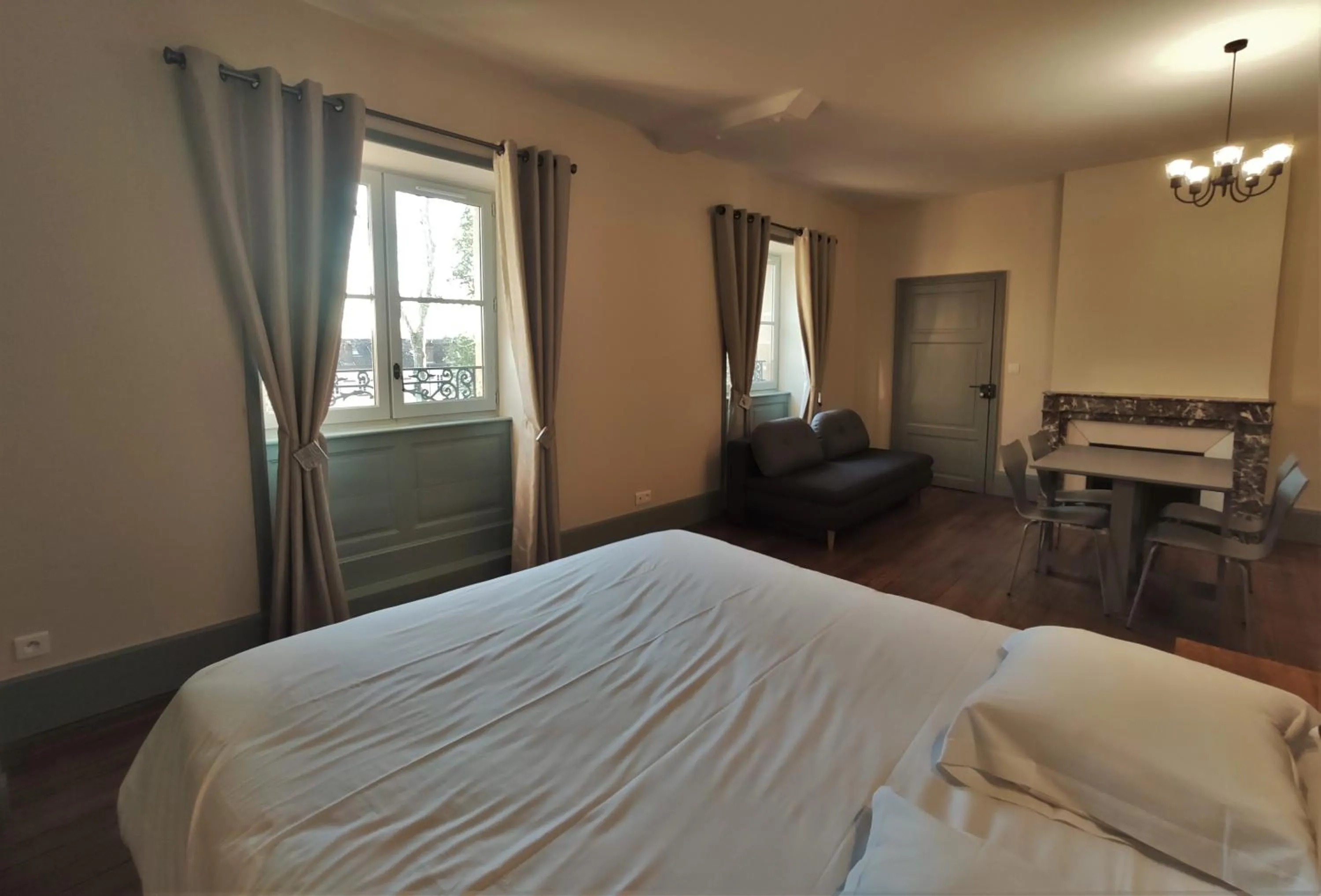 Photo of the whole room in La Maison Verneuil