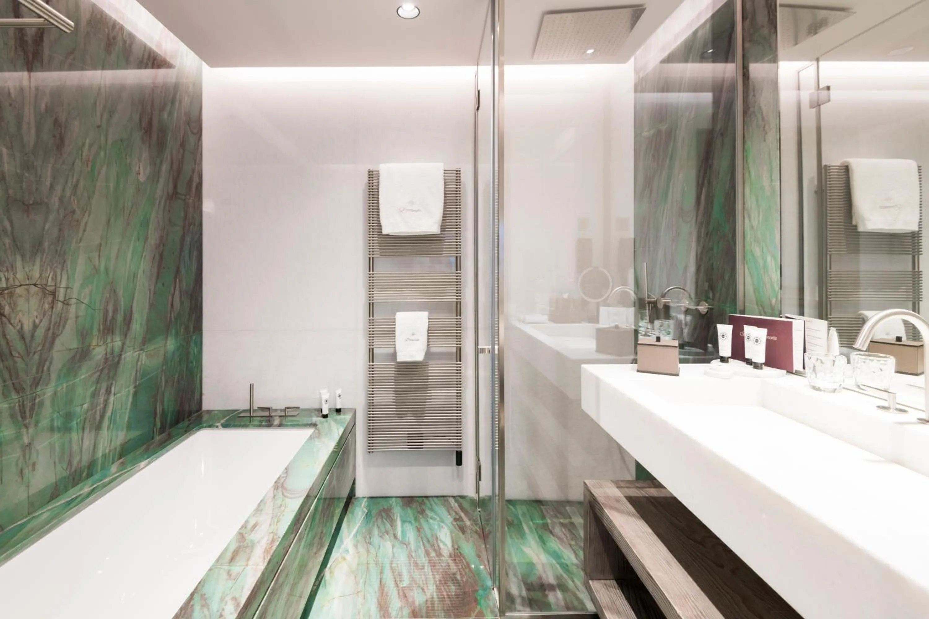 Bathroom, Bed in Armancette - The Leading Hotels of the World