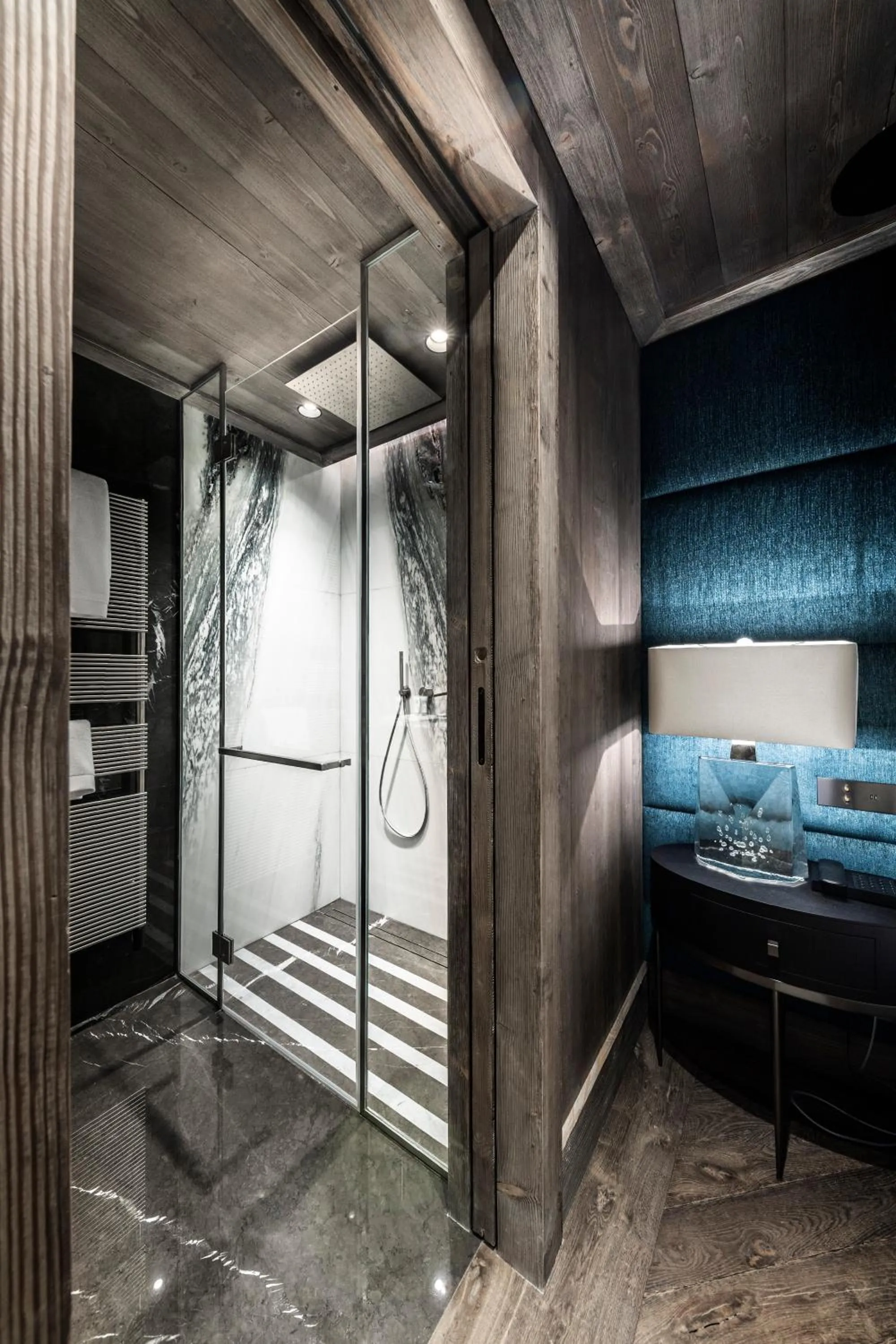 Shower, Bed in Armancette - The Leading Hotels of the World