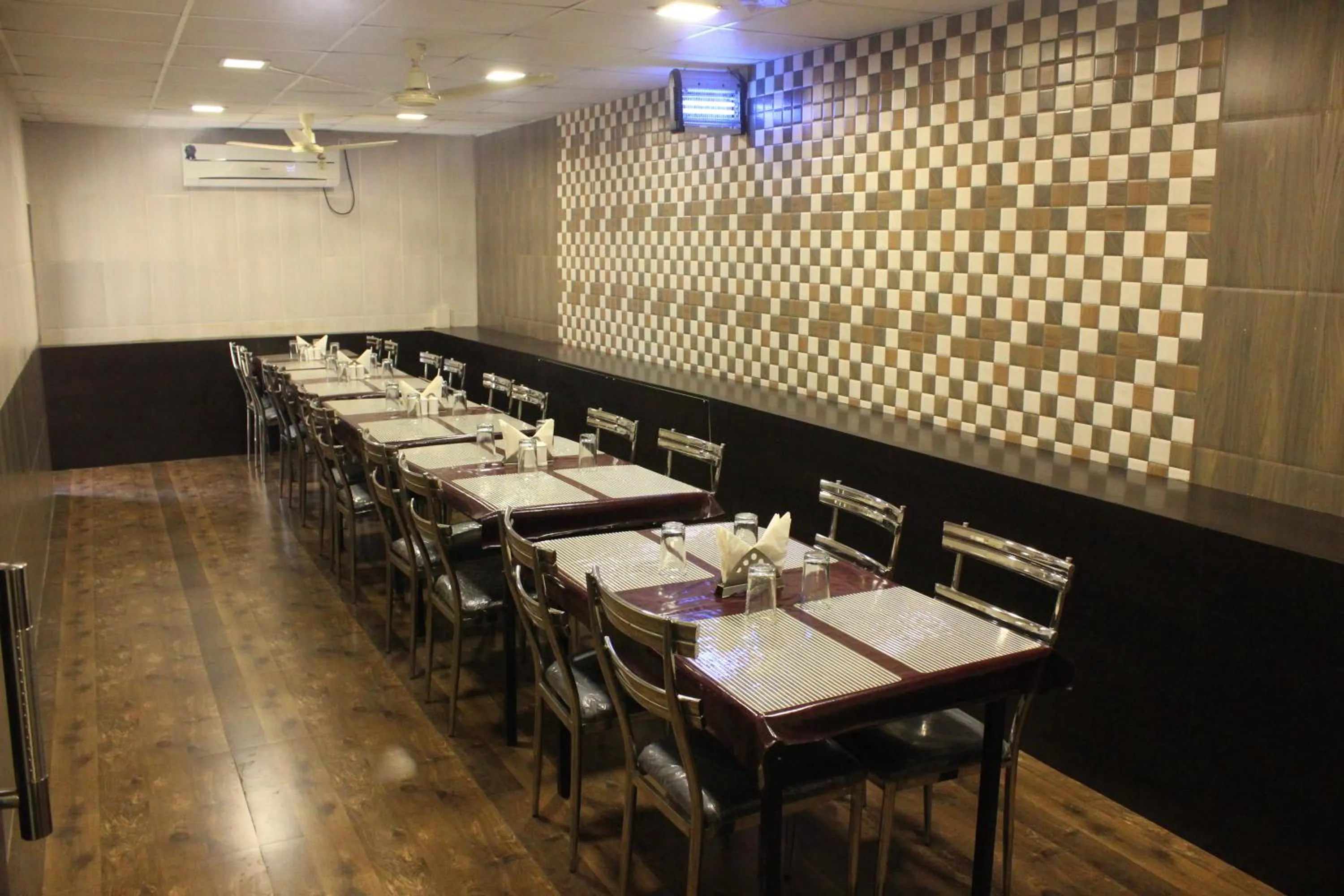 Restaurant/places to eat in Hotel Fortune