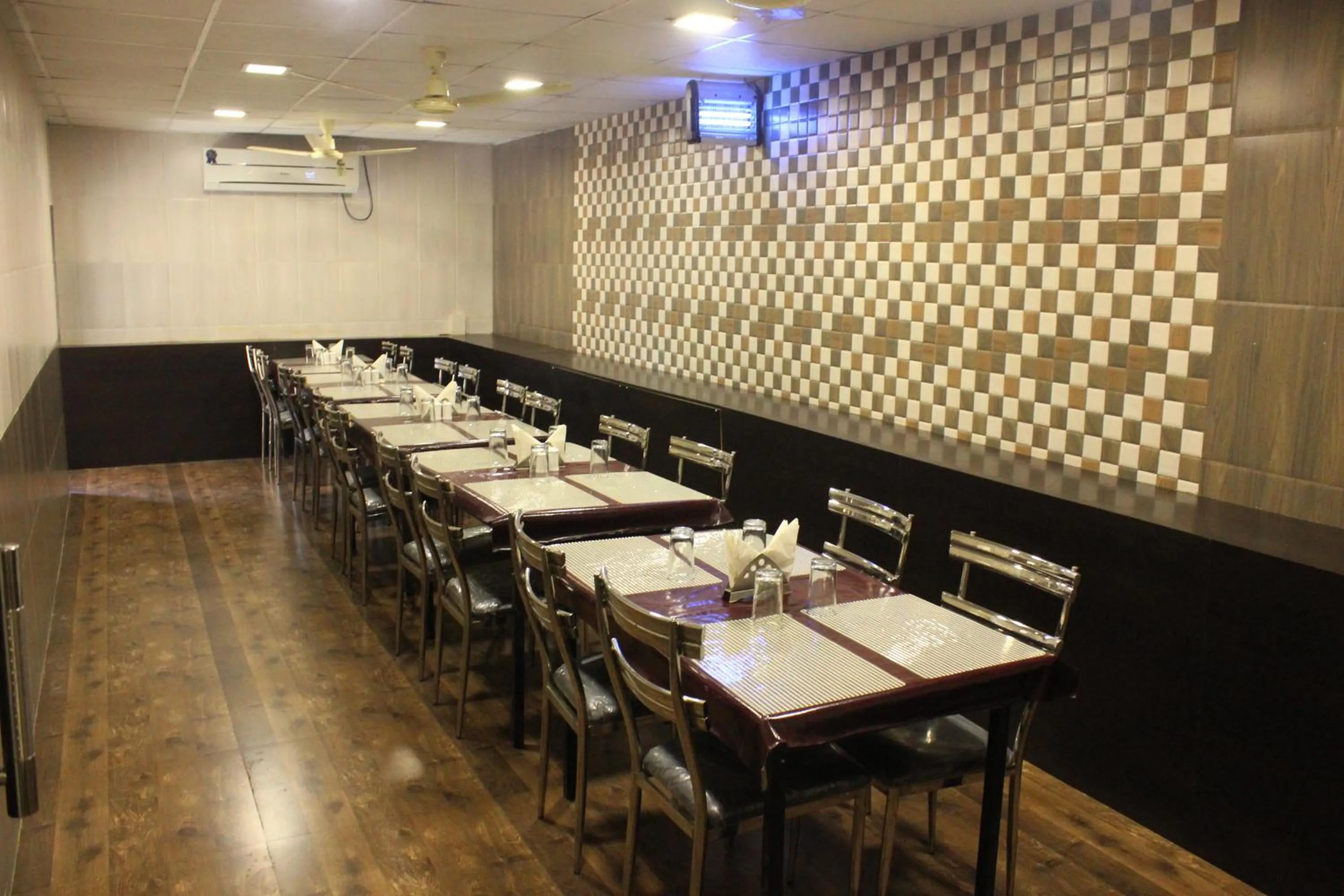 Restaurant/places to eat in Hotel Fortune