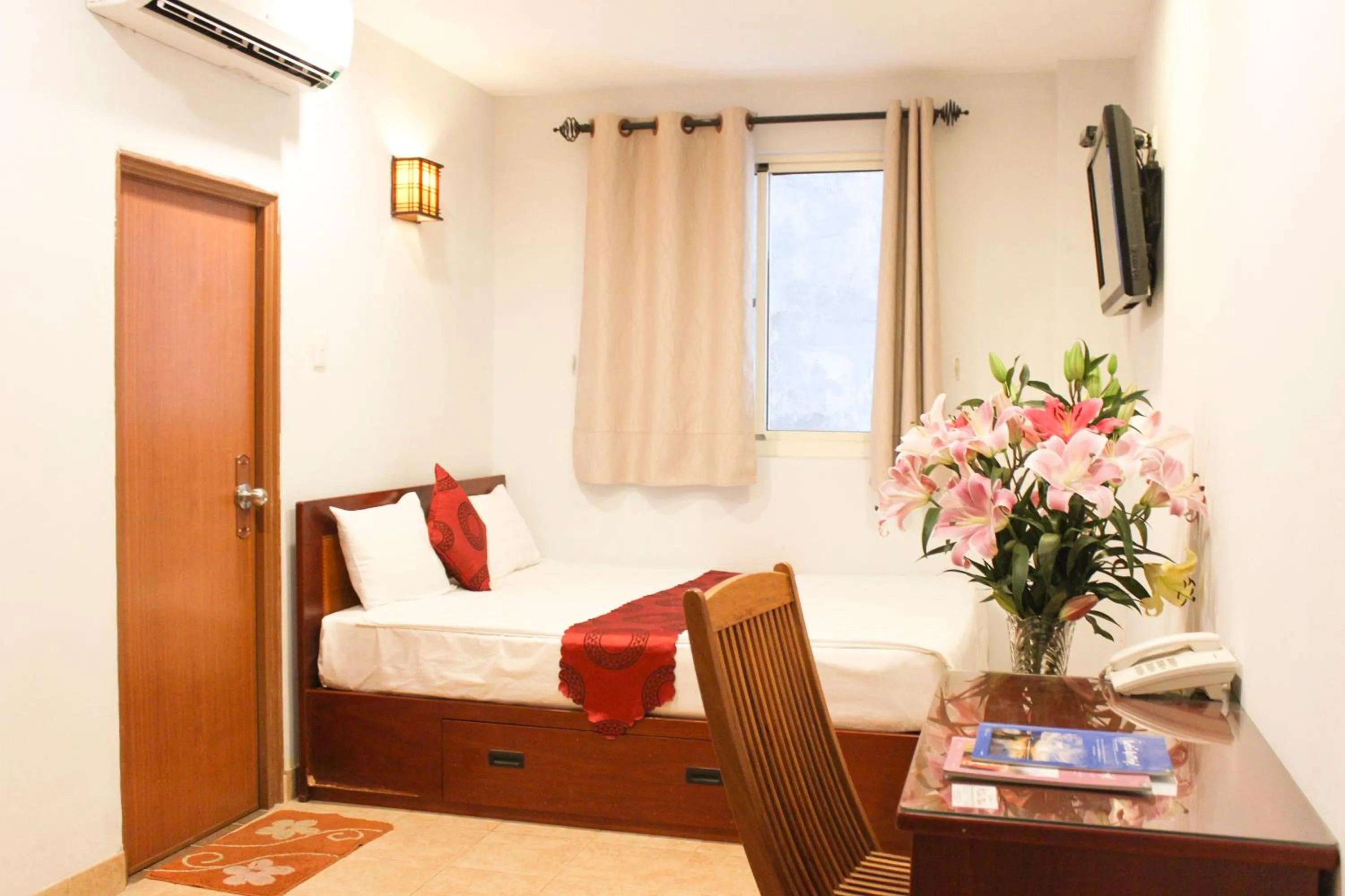 Photo of the whole room, Bed in Sao Nam Hotel - Bui Vien Walking Street