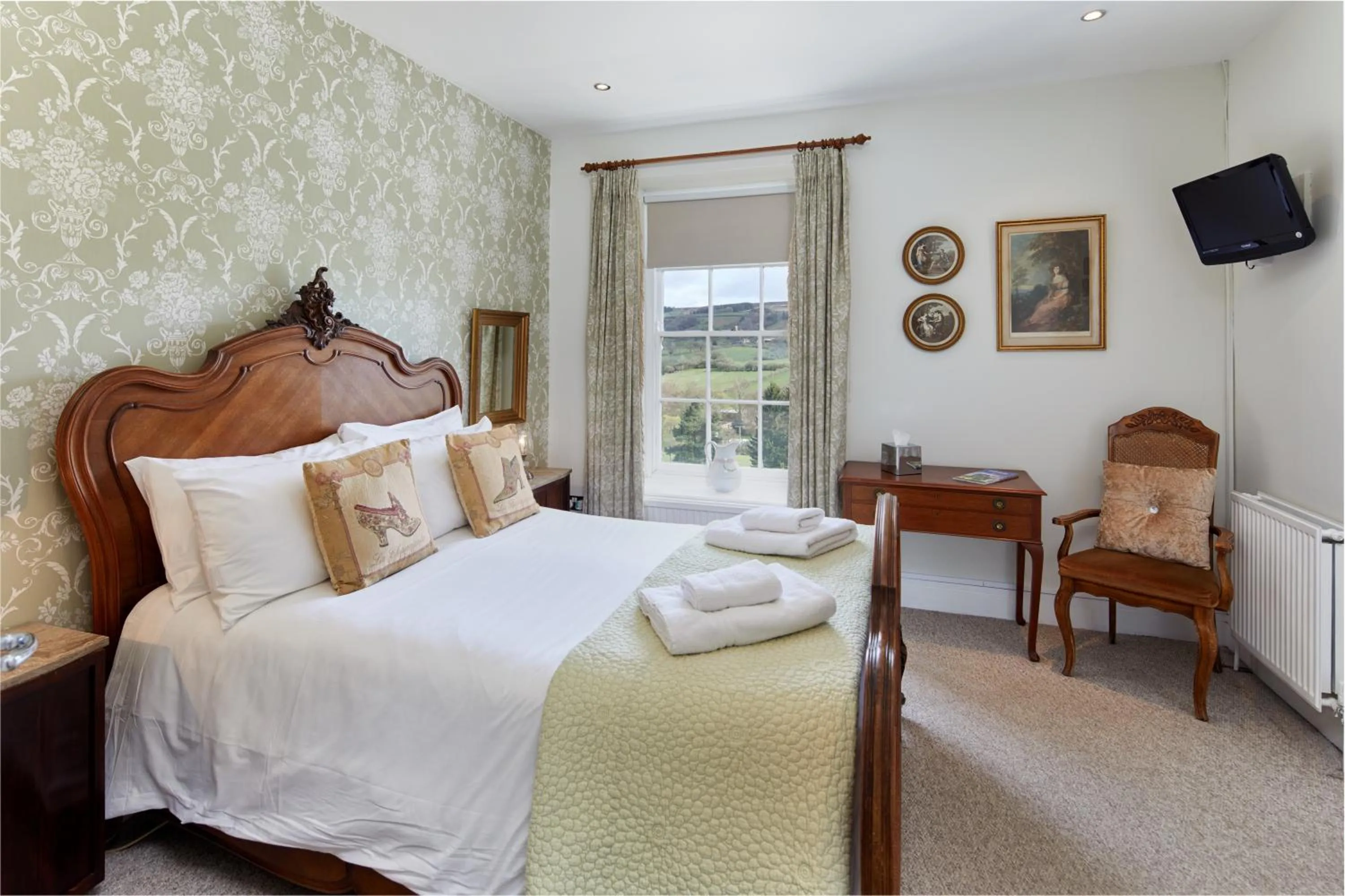 Bed in White Horse Farm Inn