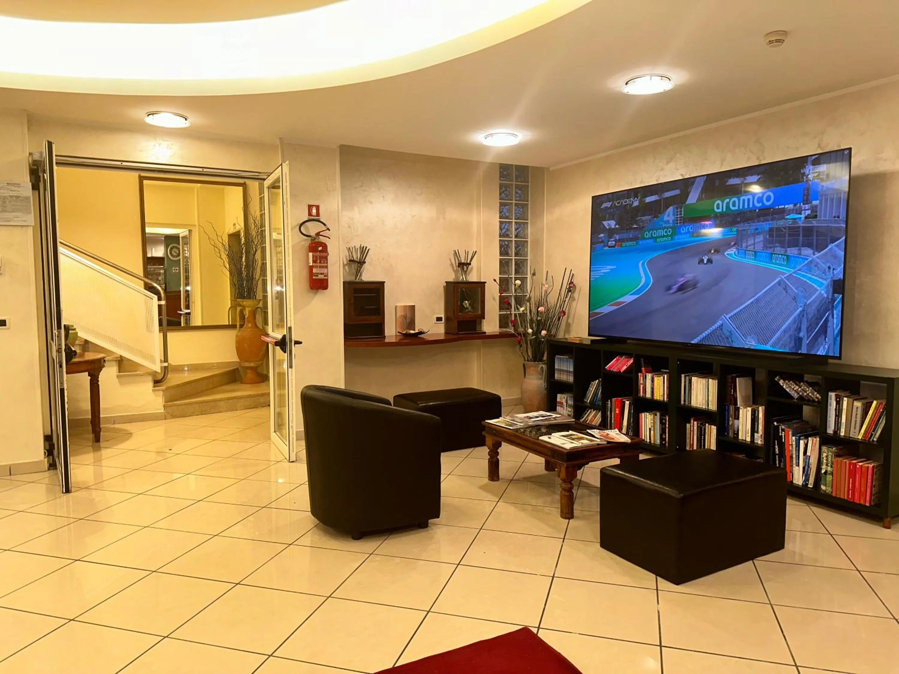 Communal lounge/ TV room in Blue Hotel