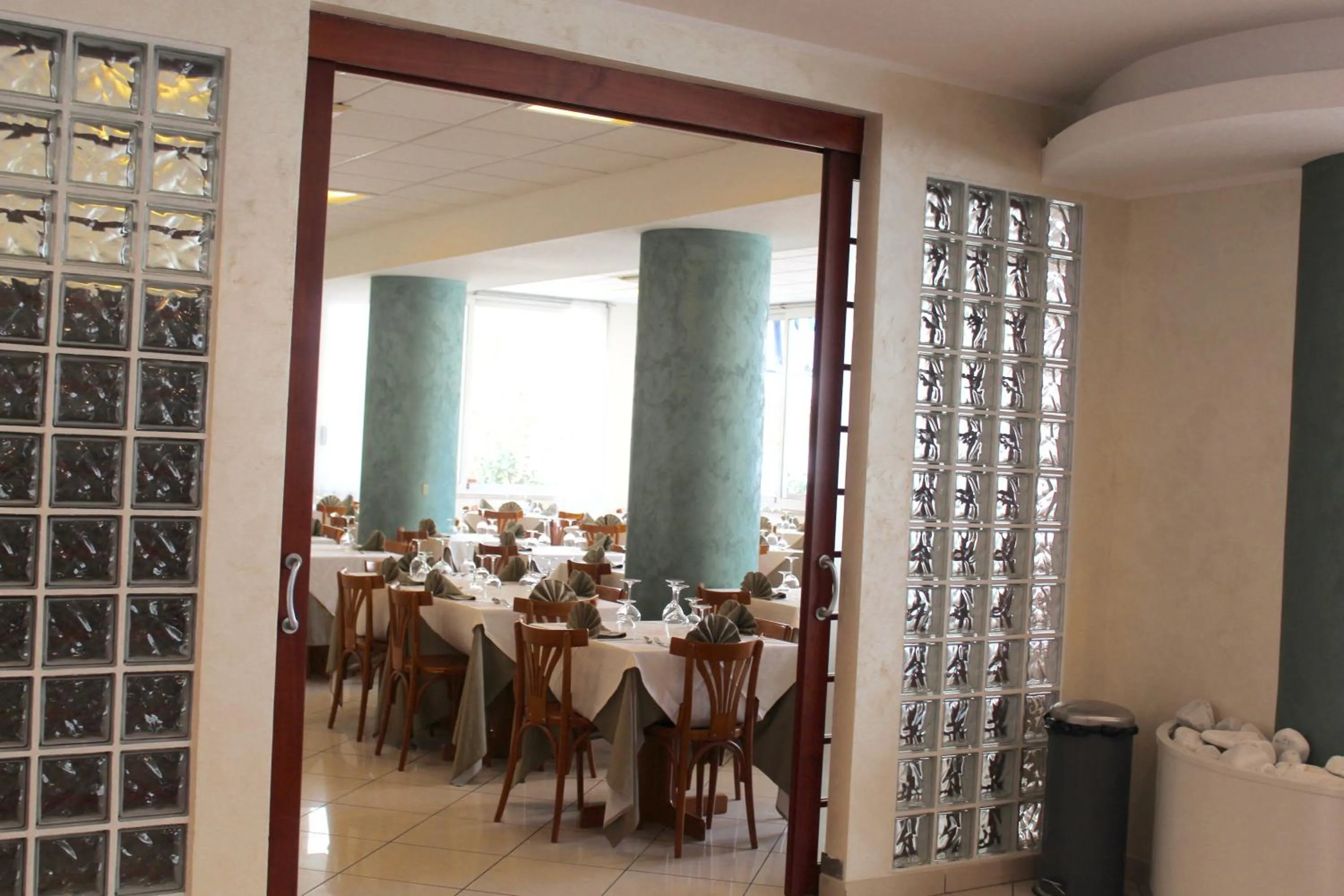 Restaurant/places to eat in Blue Hotel