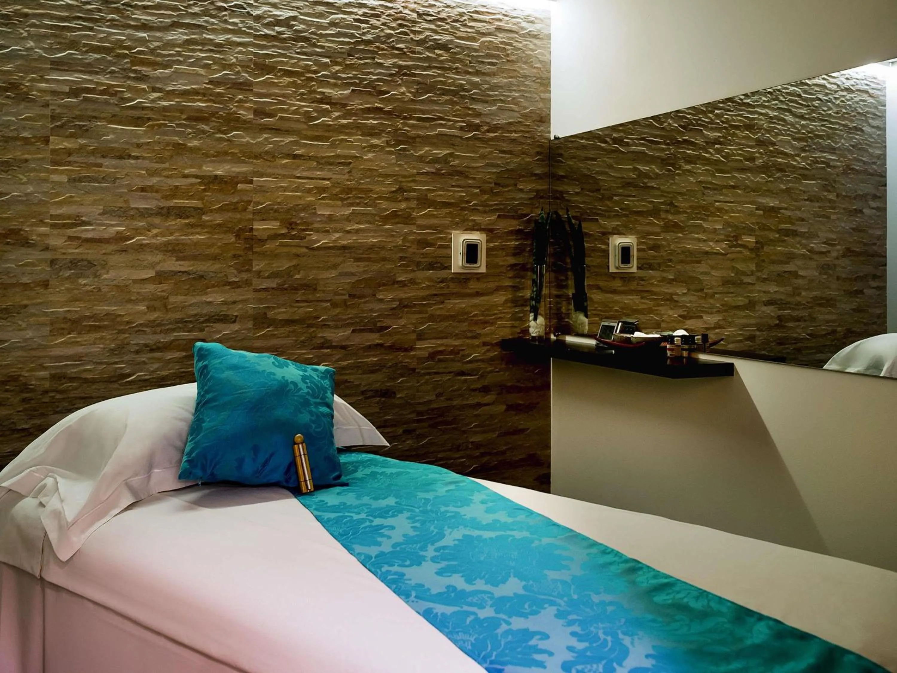 Spa and wellness centre/facilities, Bed in Pullman Sao Paulo Guarulhos Airport