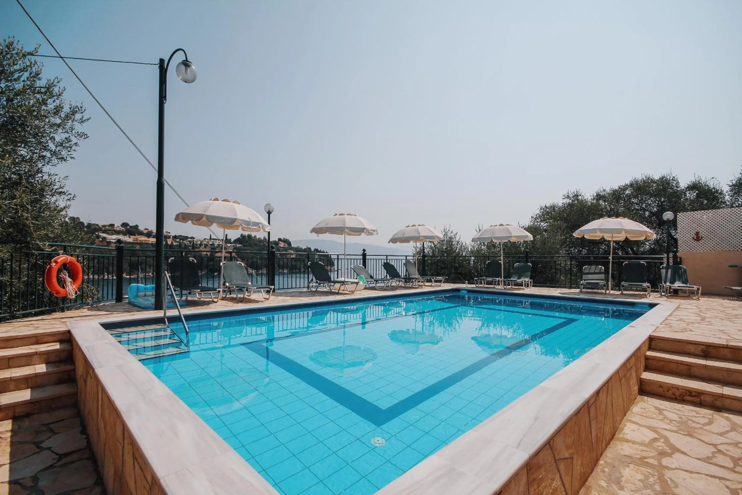 Swimming pool in Elena apt