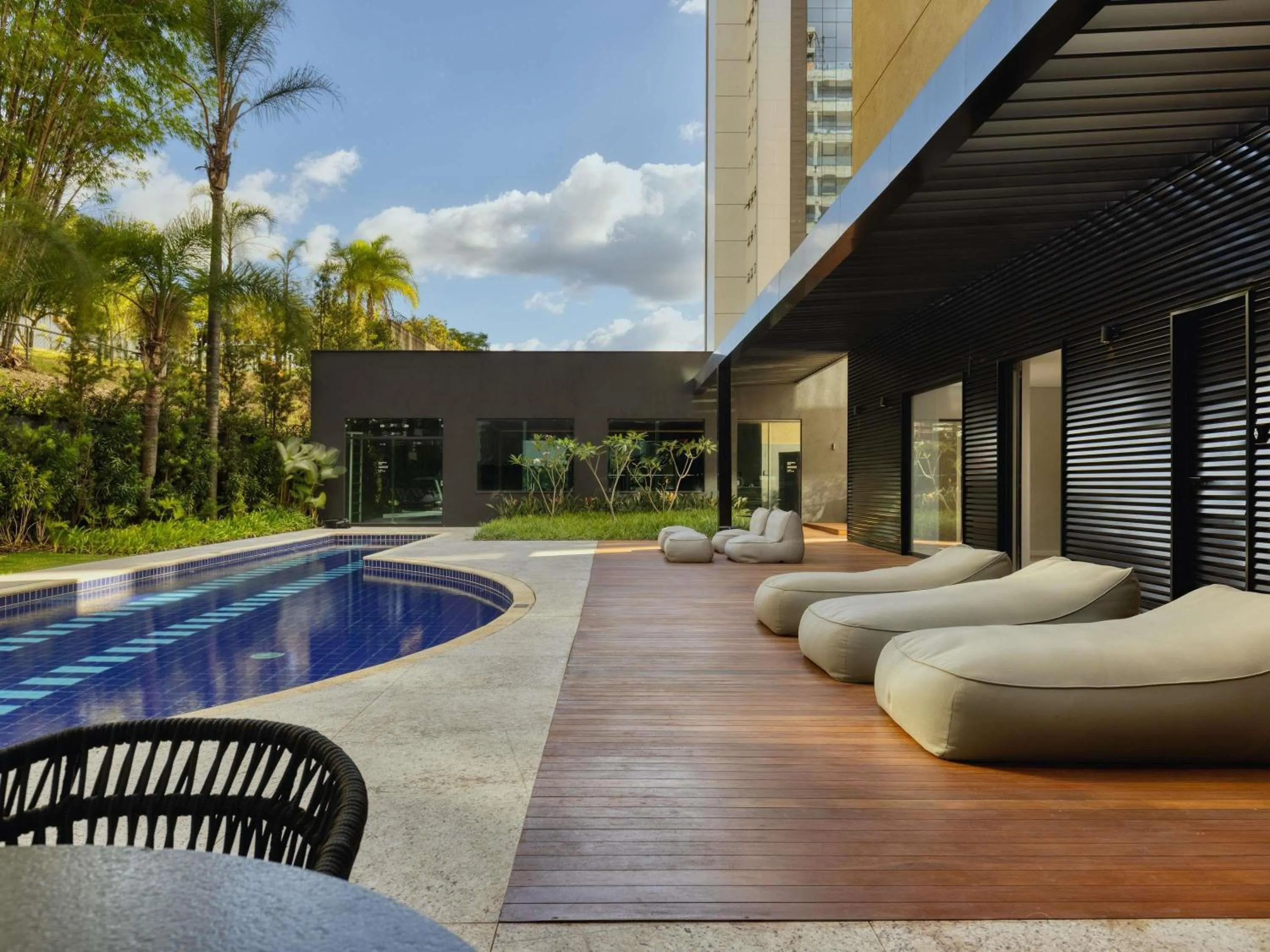 Pool view in Caesar Business Belo Horizonte Belvedere