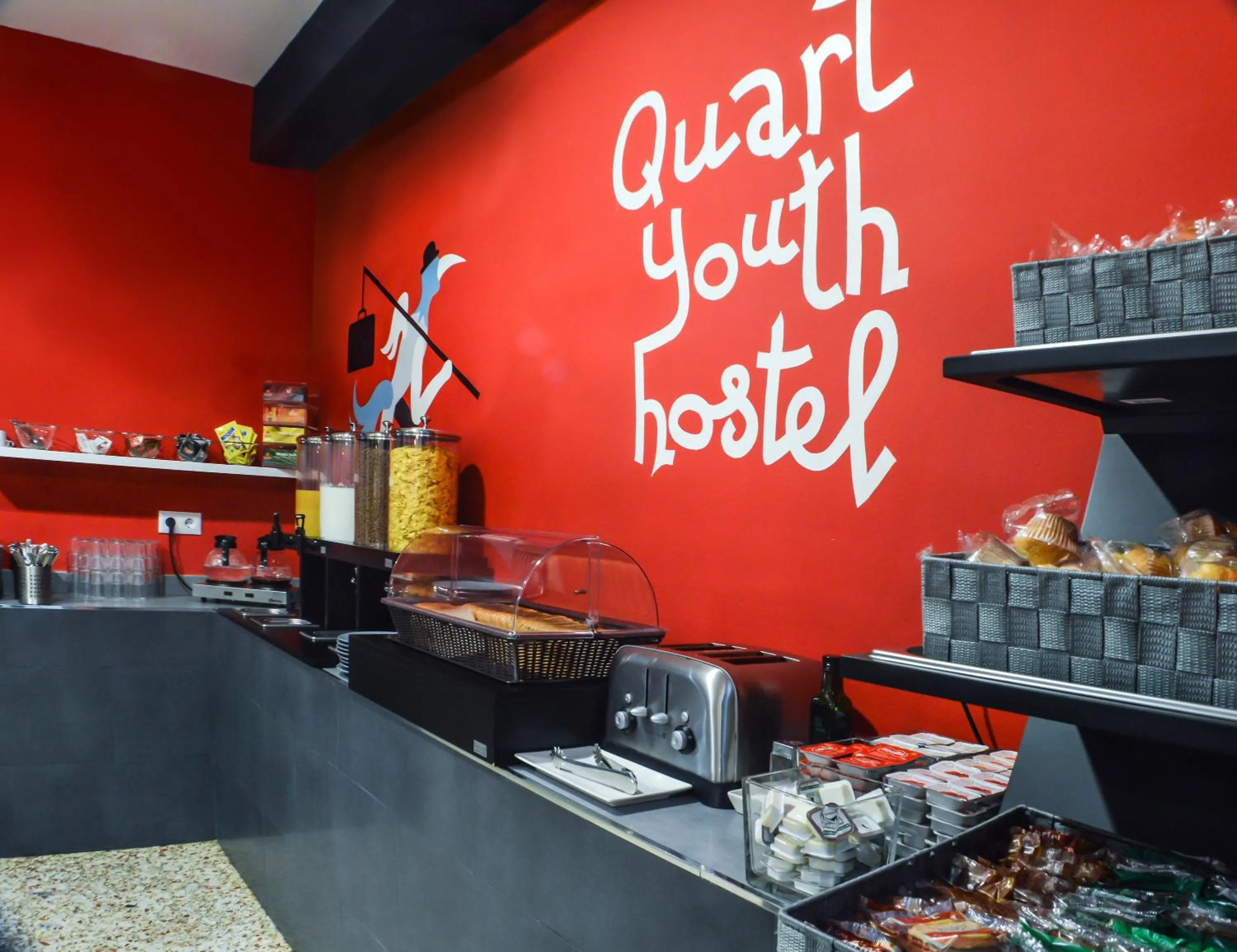 Restaurant/places to eat in Quart Youth Hostel & Apartments