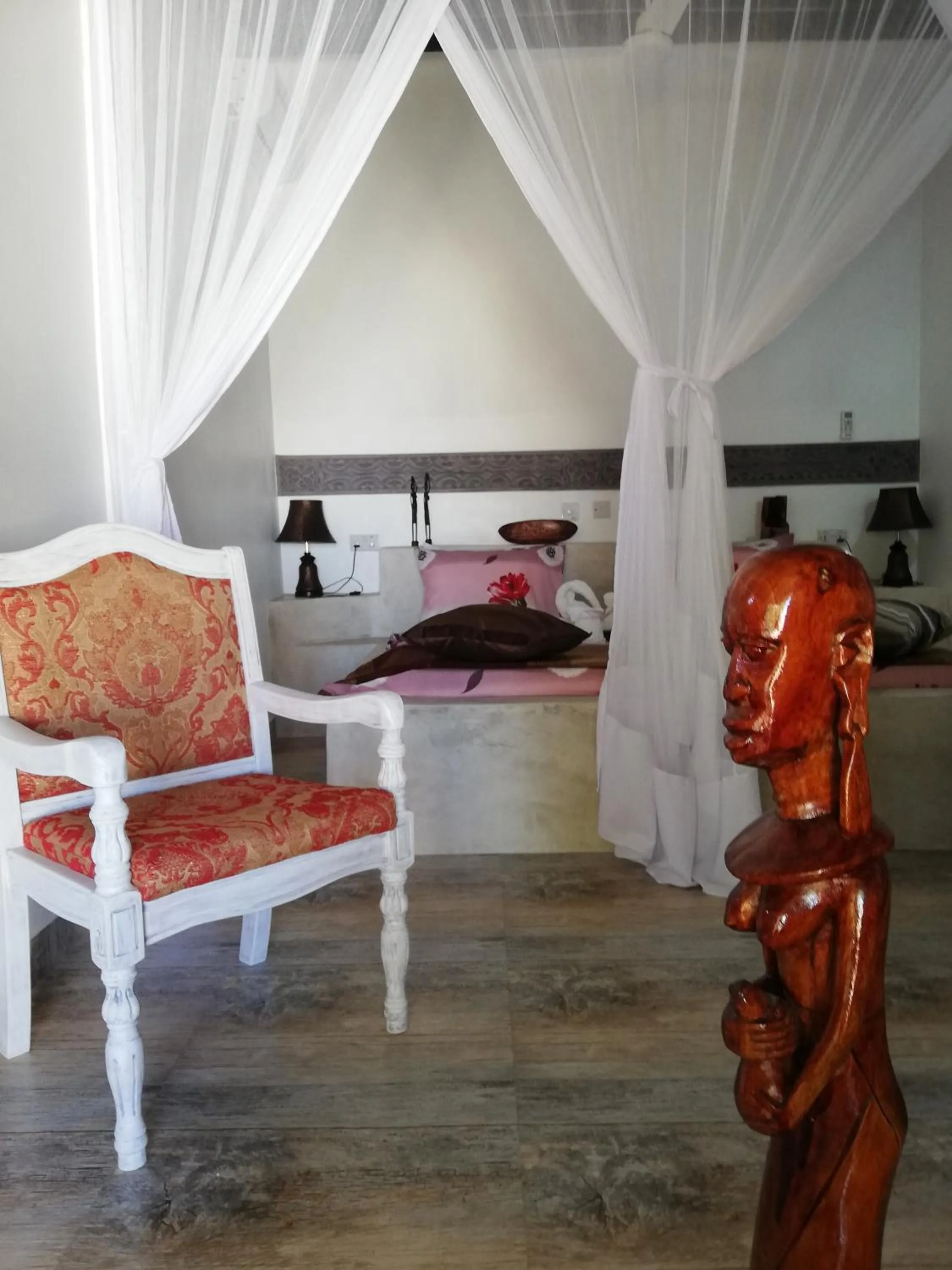 Living room, Bed in Peter Pan Beach Lodge