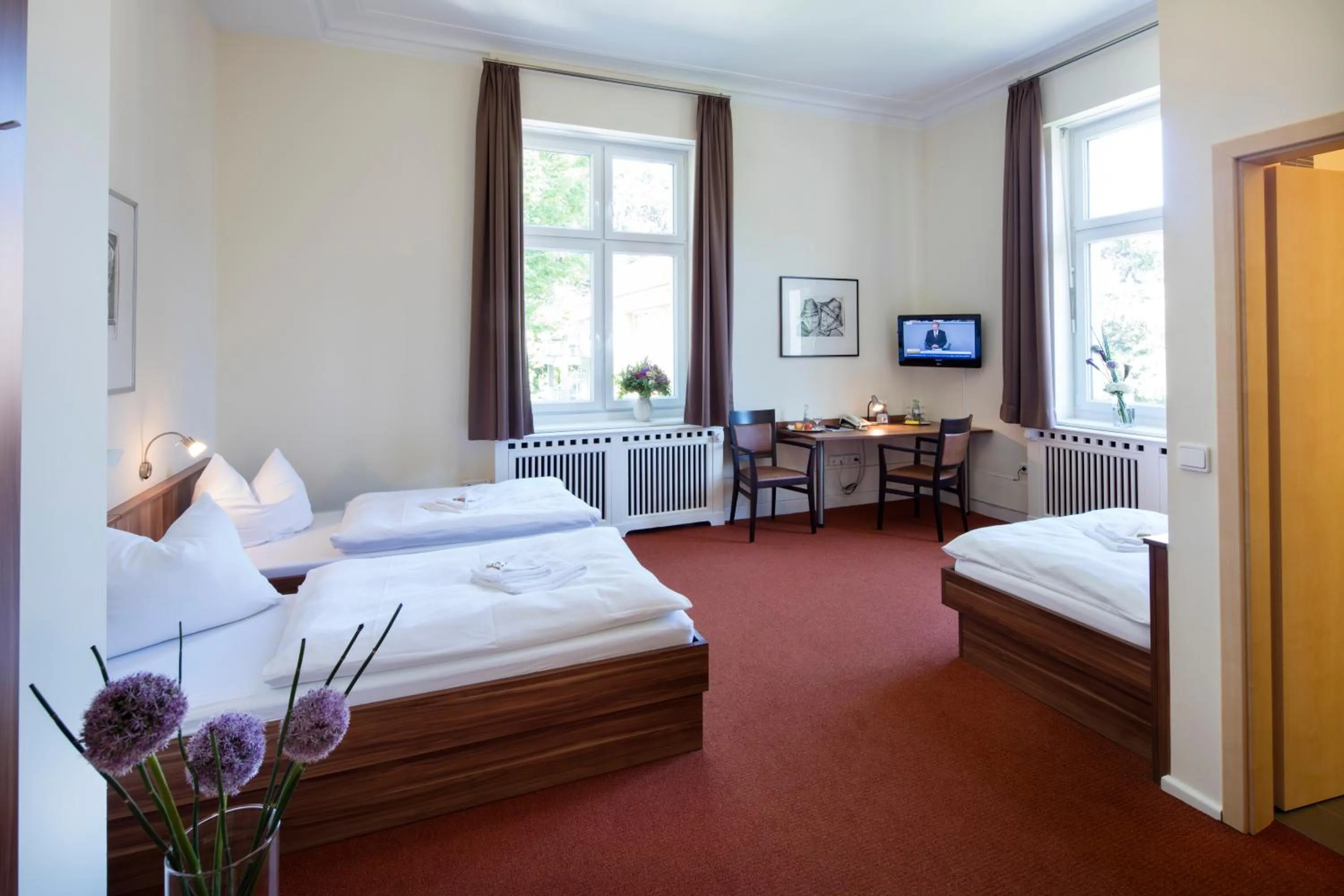 Photo of the whole room, Bed in Europäische Akademie Berlin