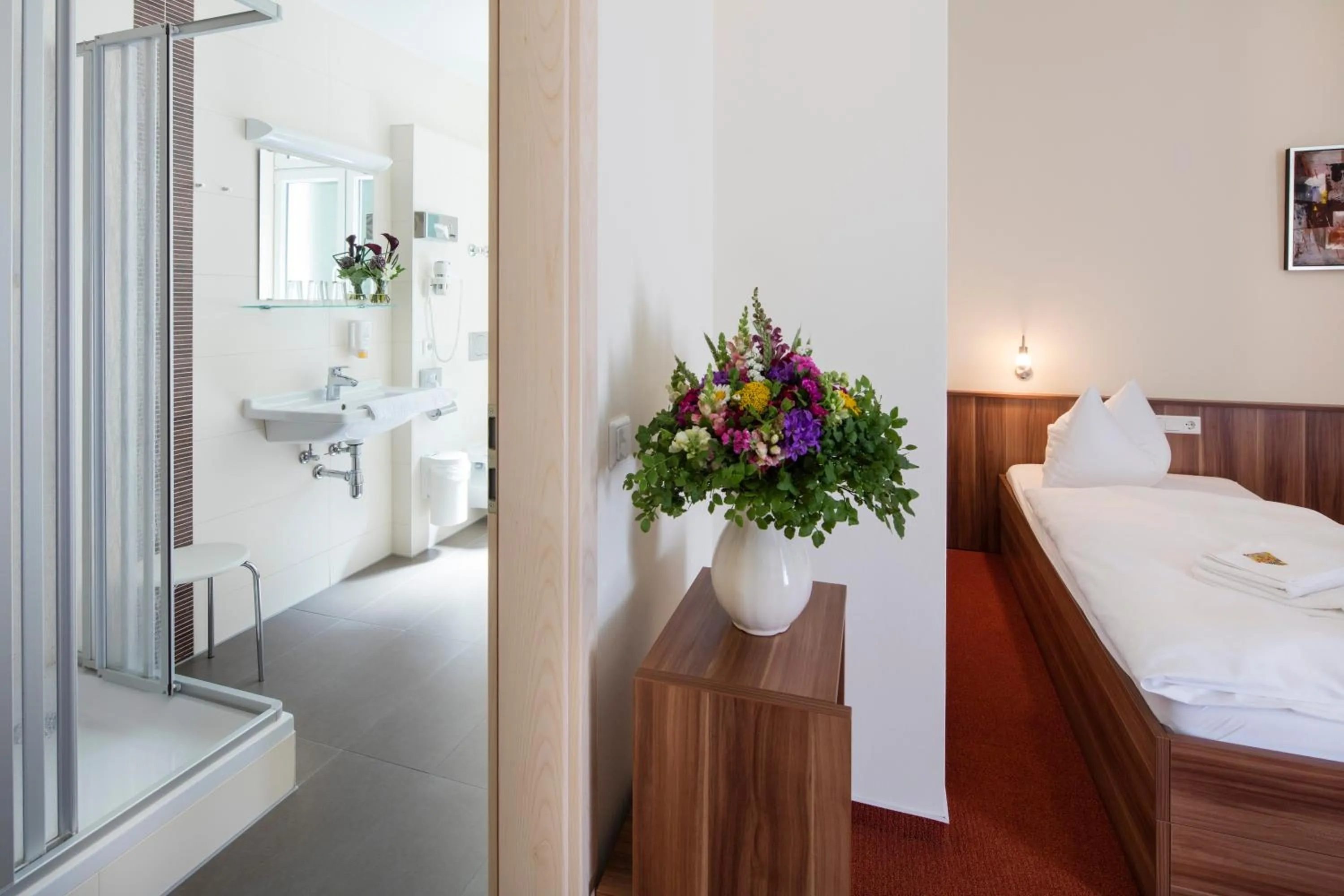 Bathroom, Bed in Europäische Akademie Berlin