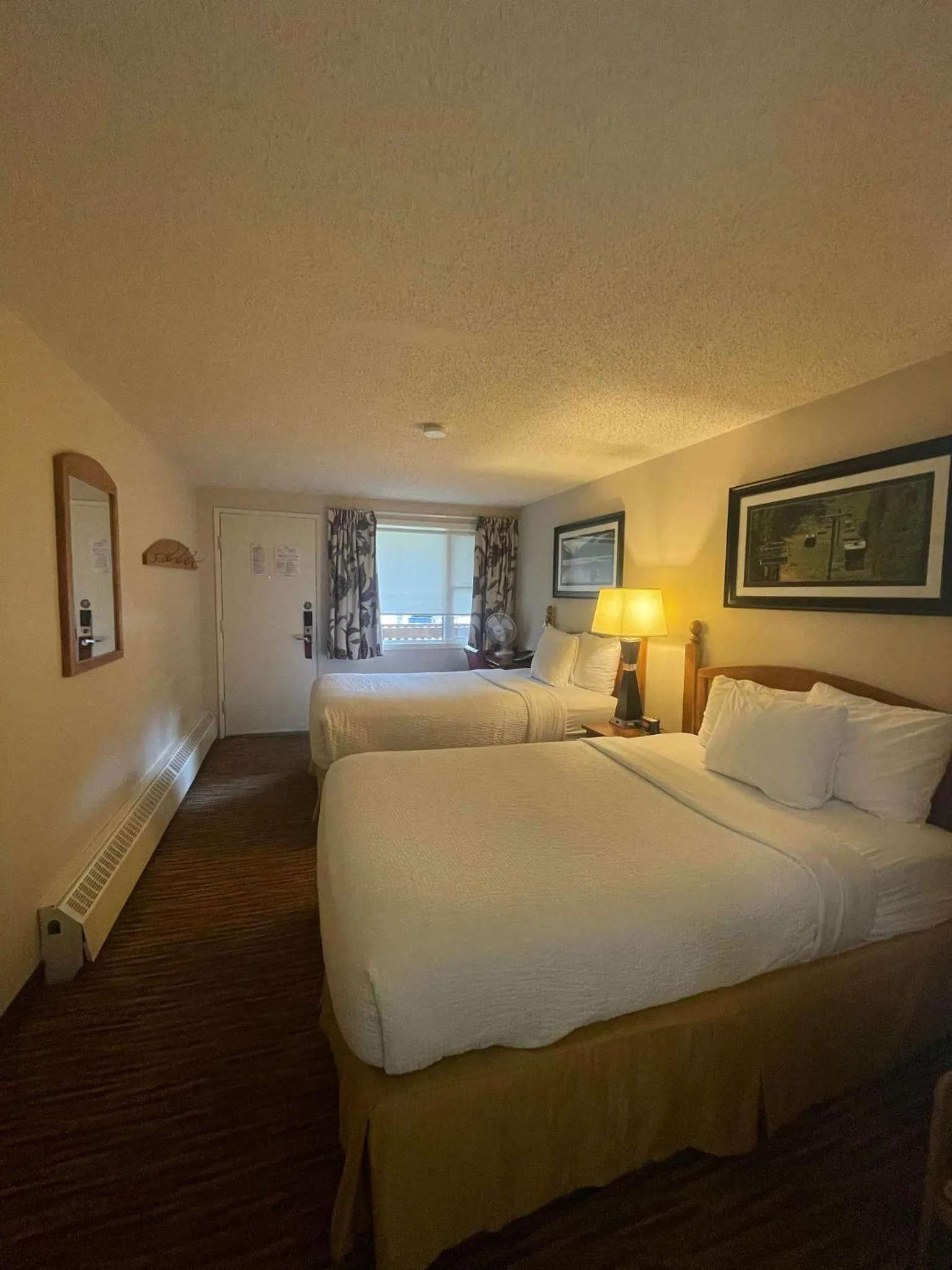Bedroom, Bed in Lake Louise Inn