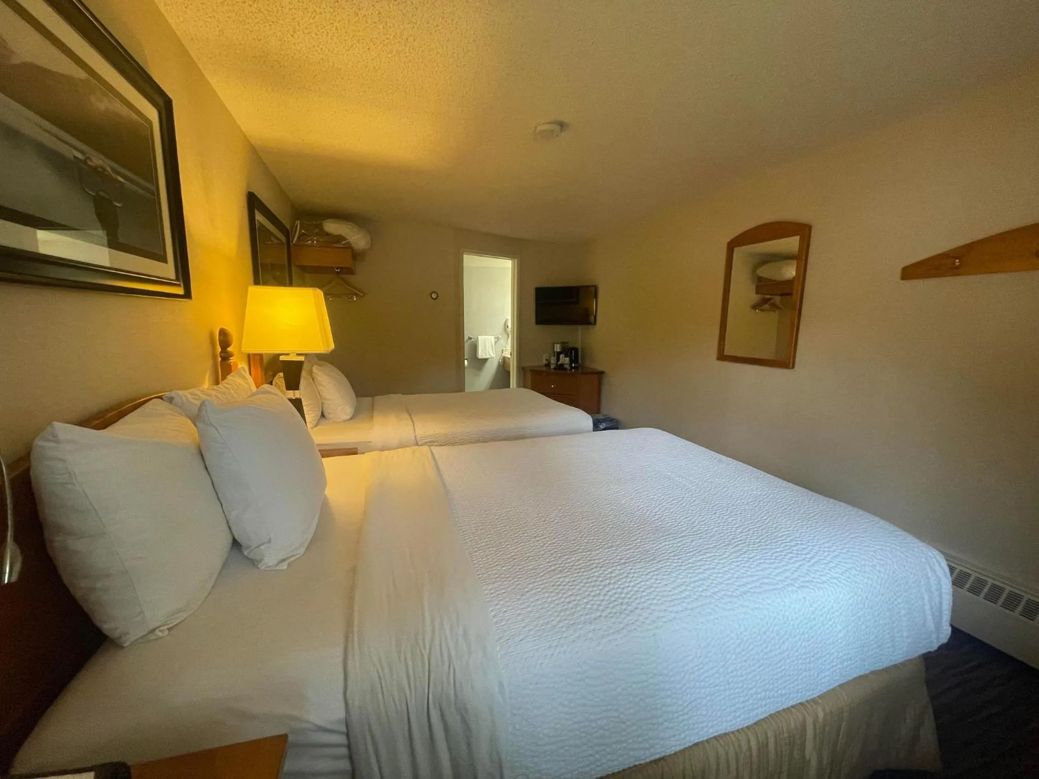 Bedroom, Bed in Lake Louise Inn
