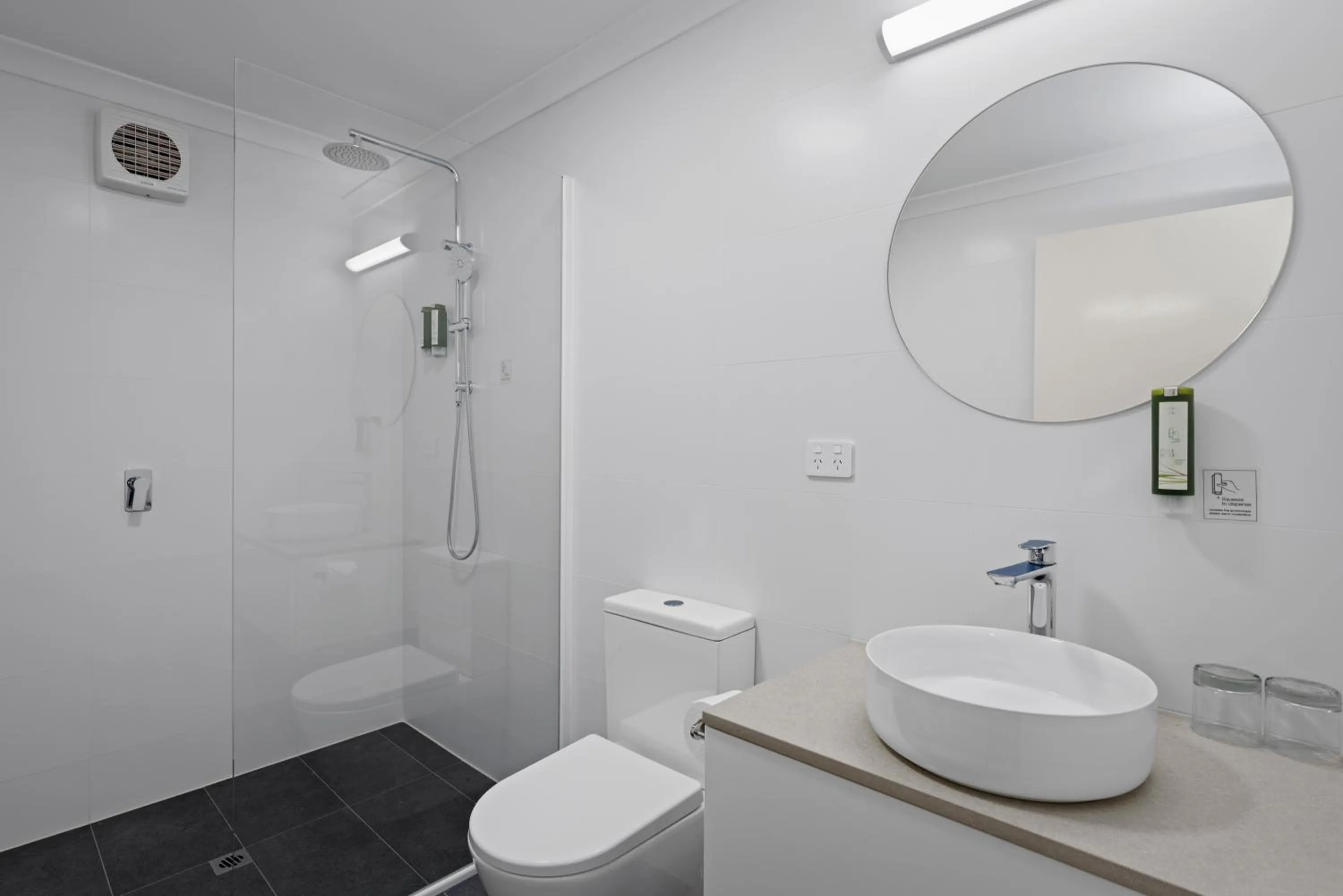 Bathroom in Broadwater Resort Como