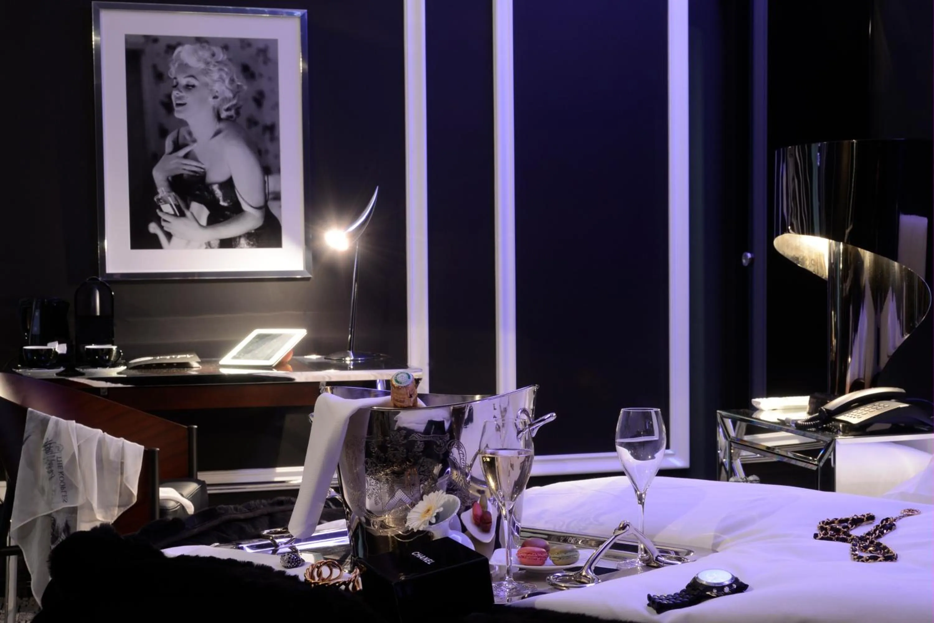 Restaurant/places to eat in Art Hotel