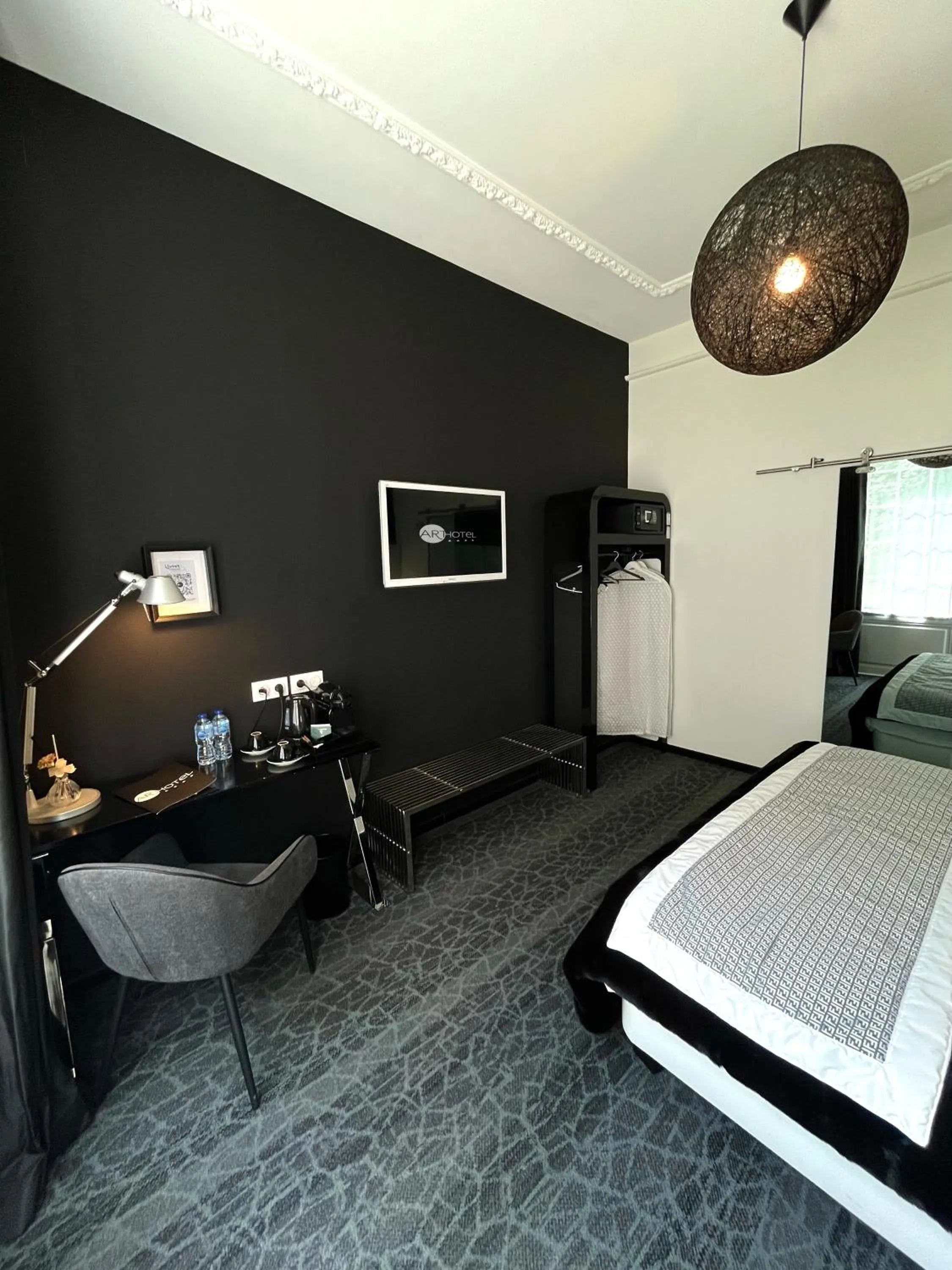 Seating area, Bed in Art Hotel