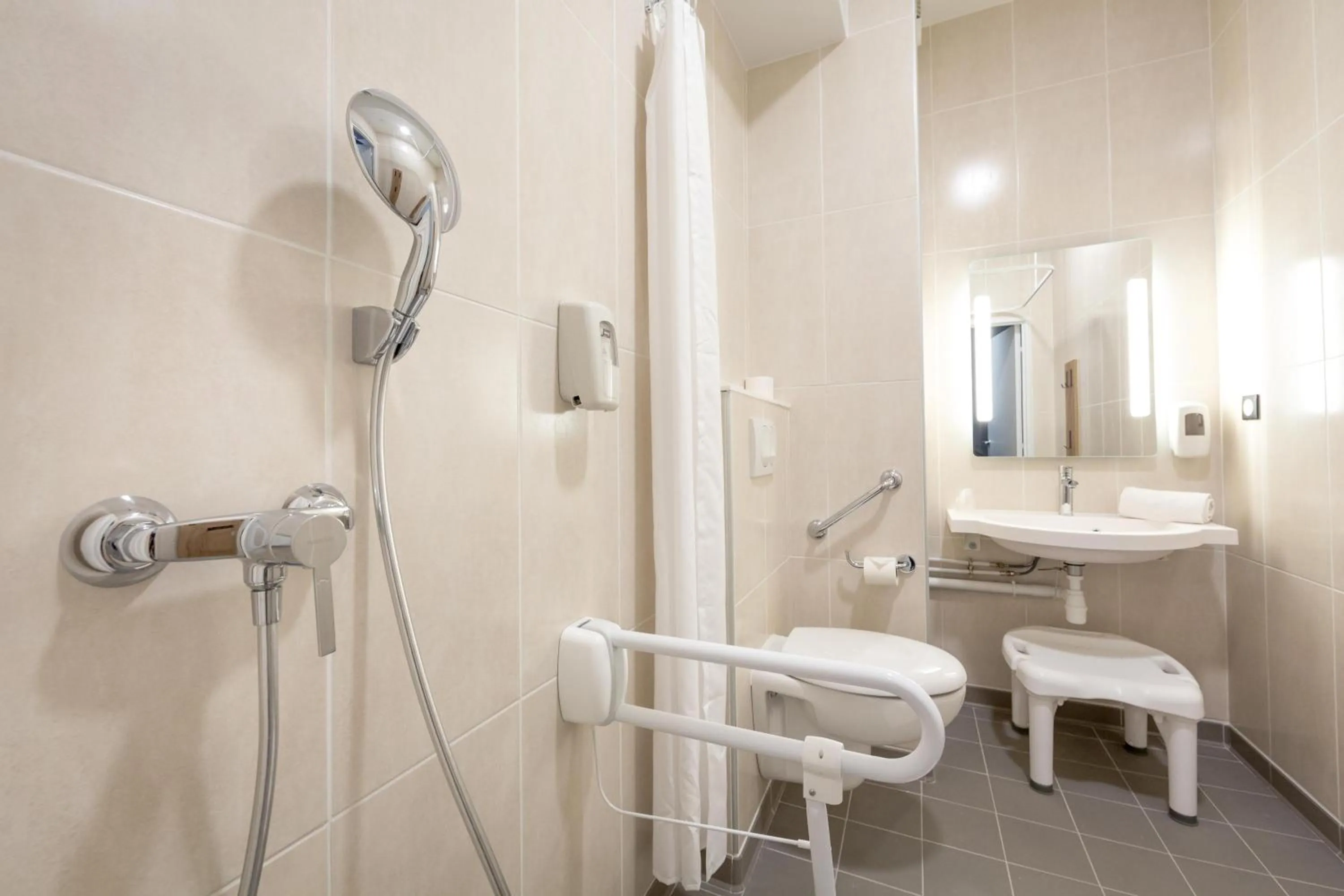 Shower in B&B HOTEL Sainte-Maxime Golfe de Saint Tropez