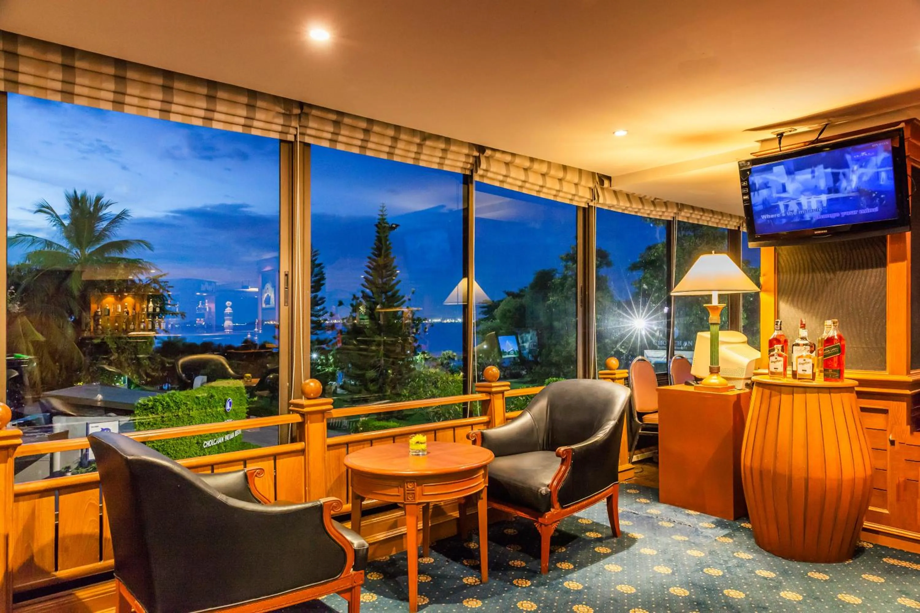 Lounge or bar in Cholchan Pattaya Beach Resort - SHA Extra Plus