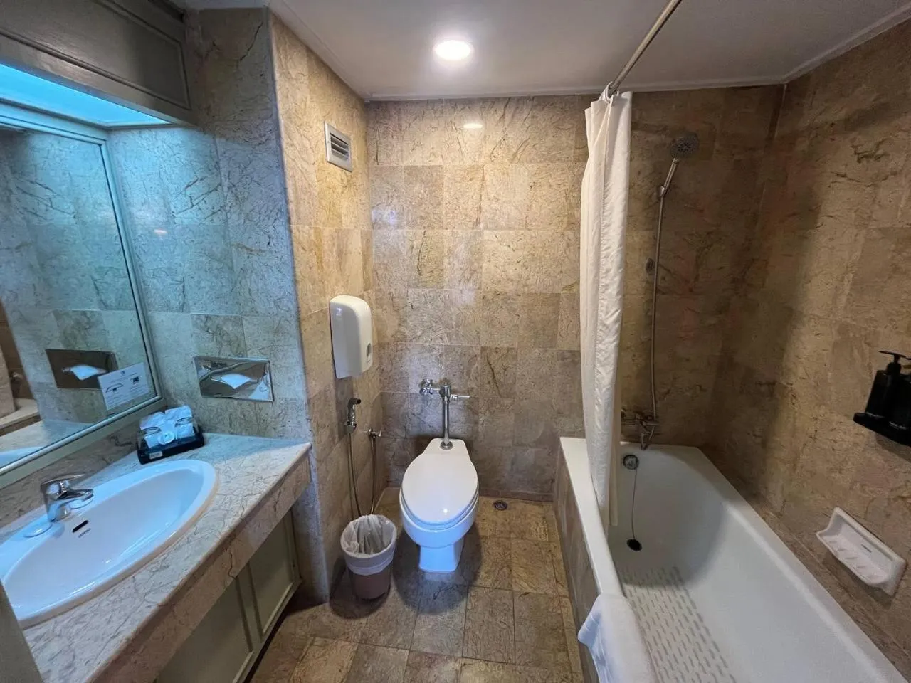 Cholchan Pattaya Beach Resort - SHA Extra Plus