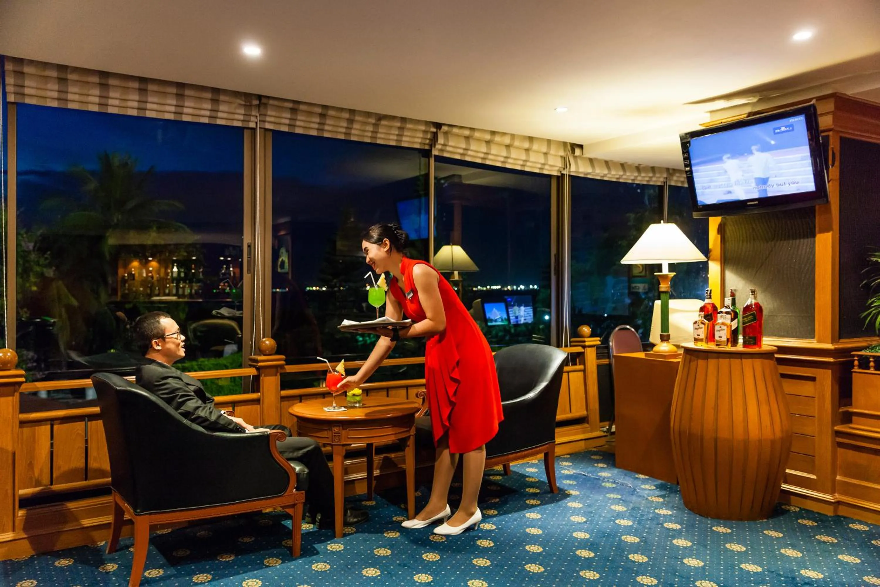 Lounge or bar in Cholchan Pattaya Beach Resort - SHA Extra Plus