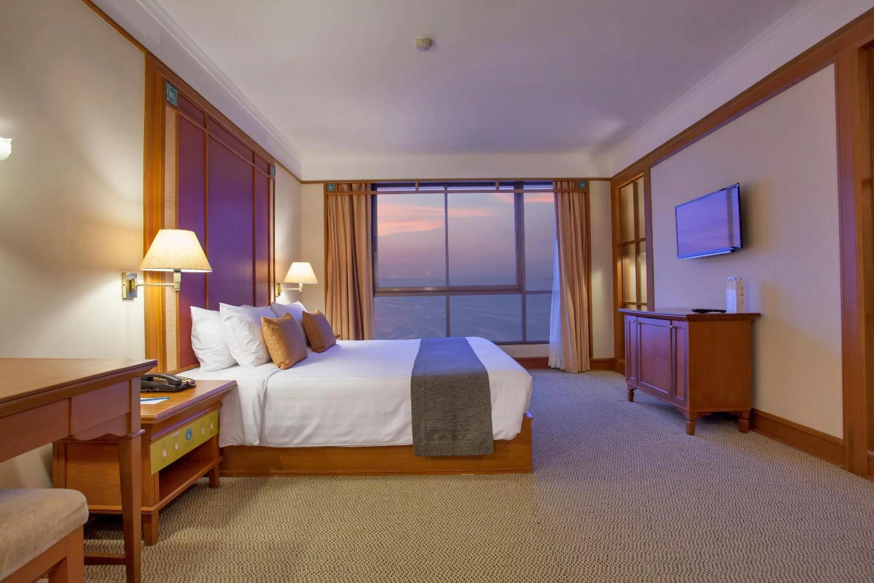 Bedroom, Bed in Cholchan Pattaya Beach Resort - SHA Extra Plus